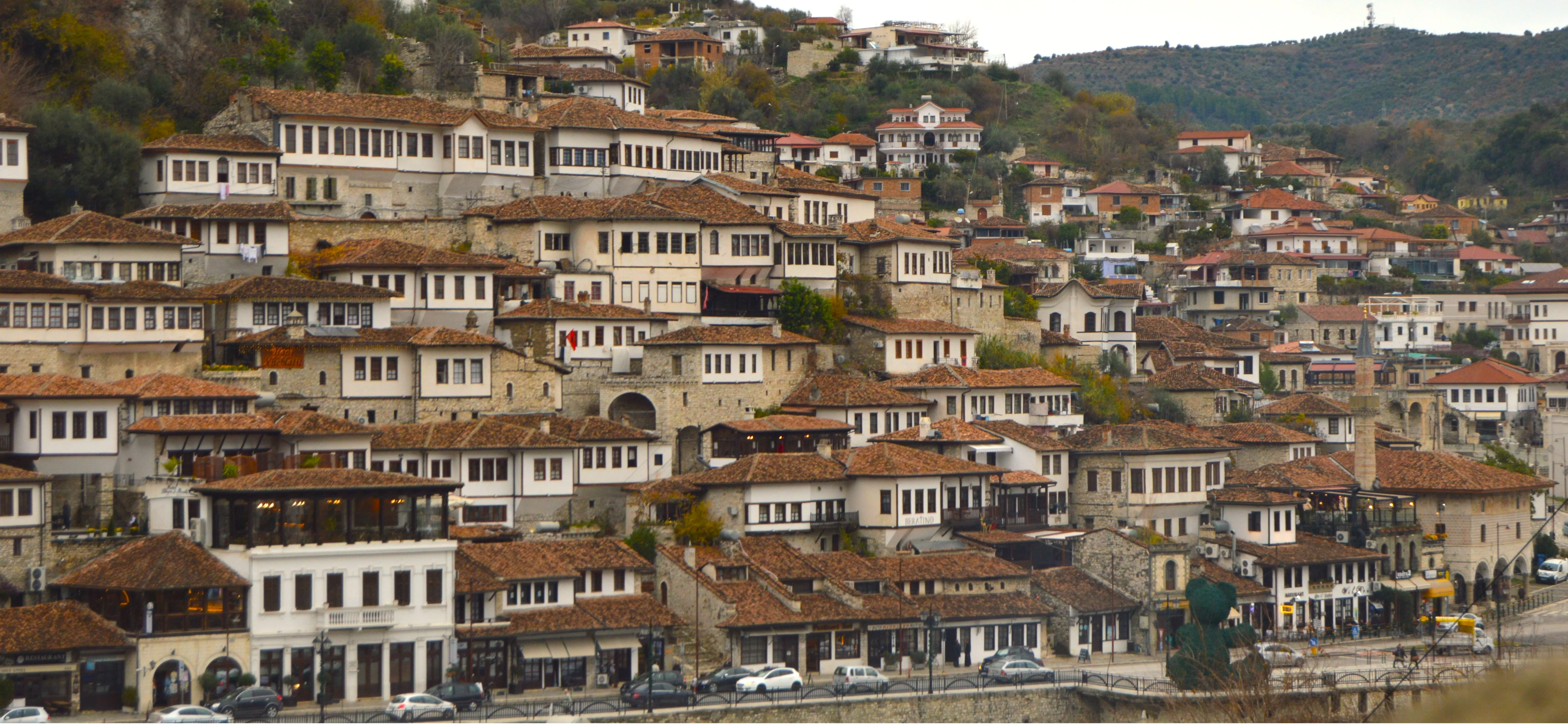Casas tradicionales con mil ventanas en Berat, Albania