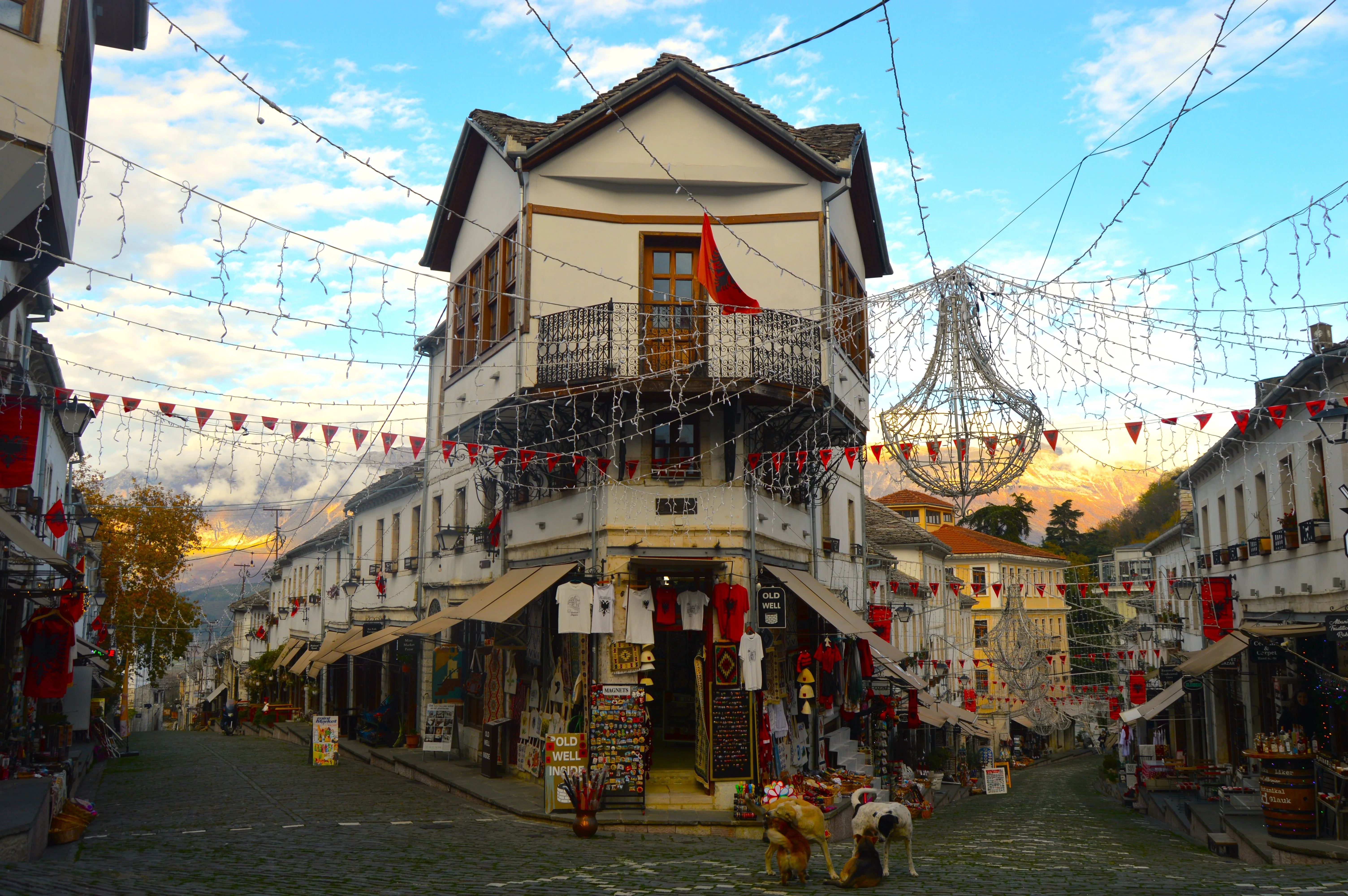 Gjirokastër, Albania: casa tradicional de 2 pisos en el casco histórico