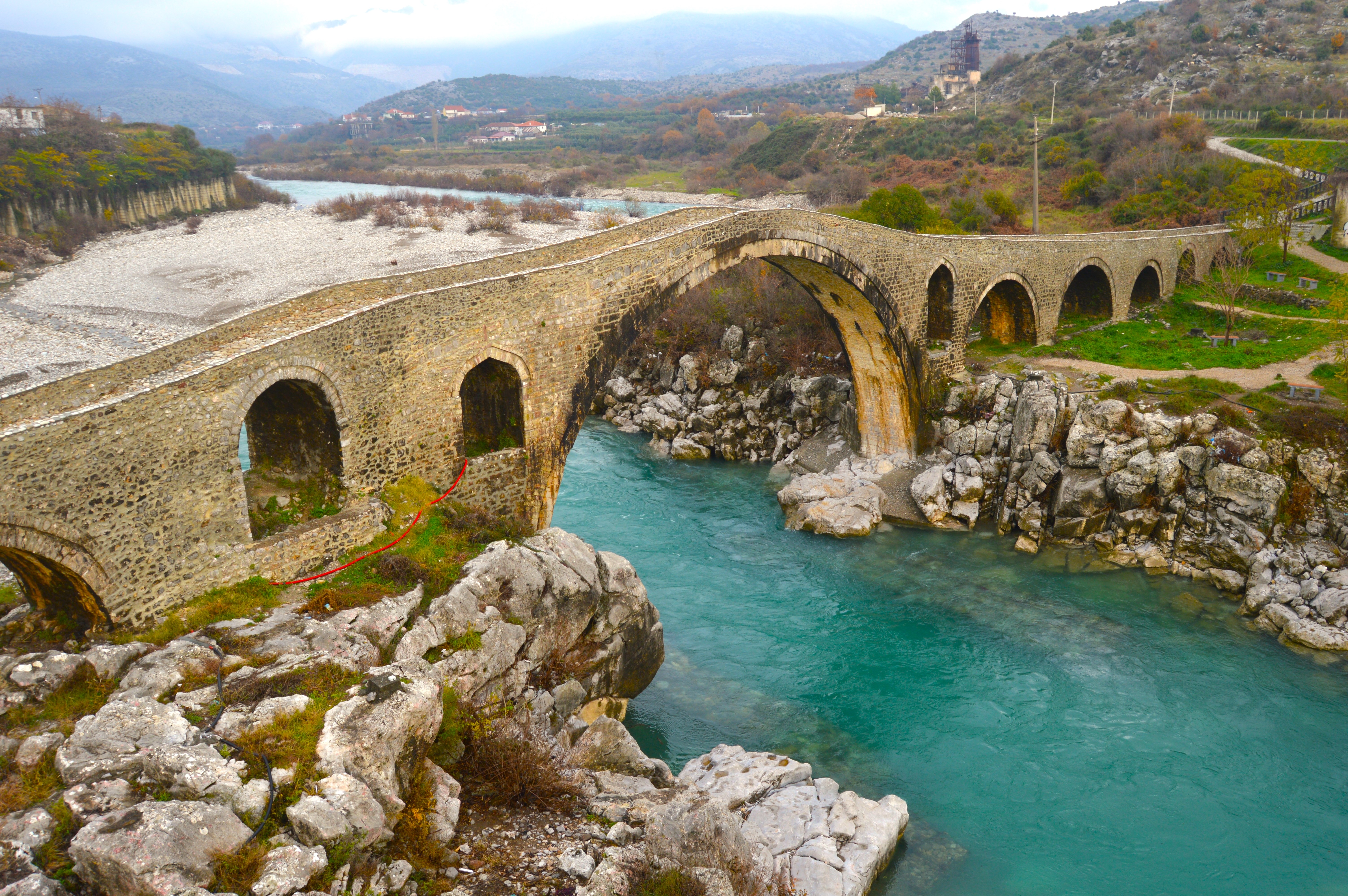 Lago Shkodra con aguas calmas y paisaje rural