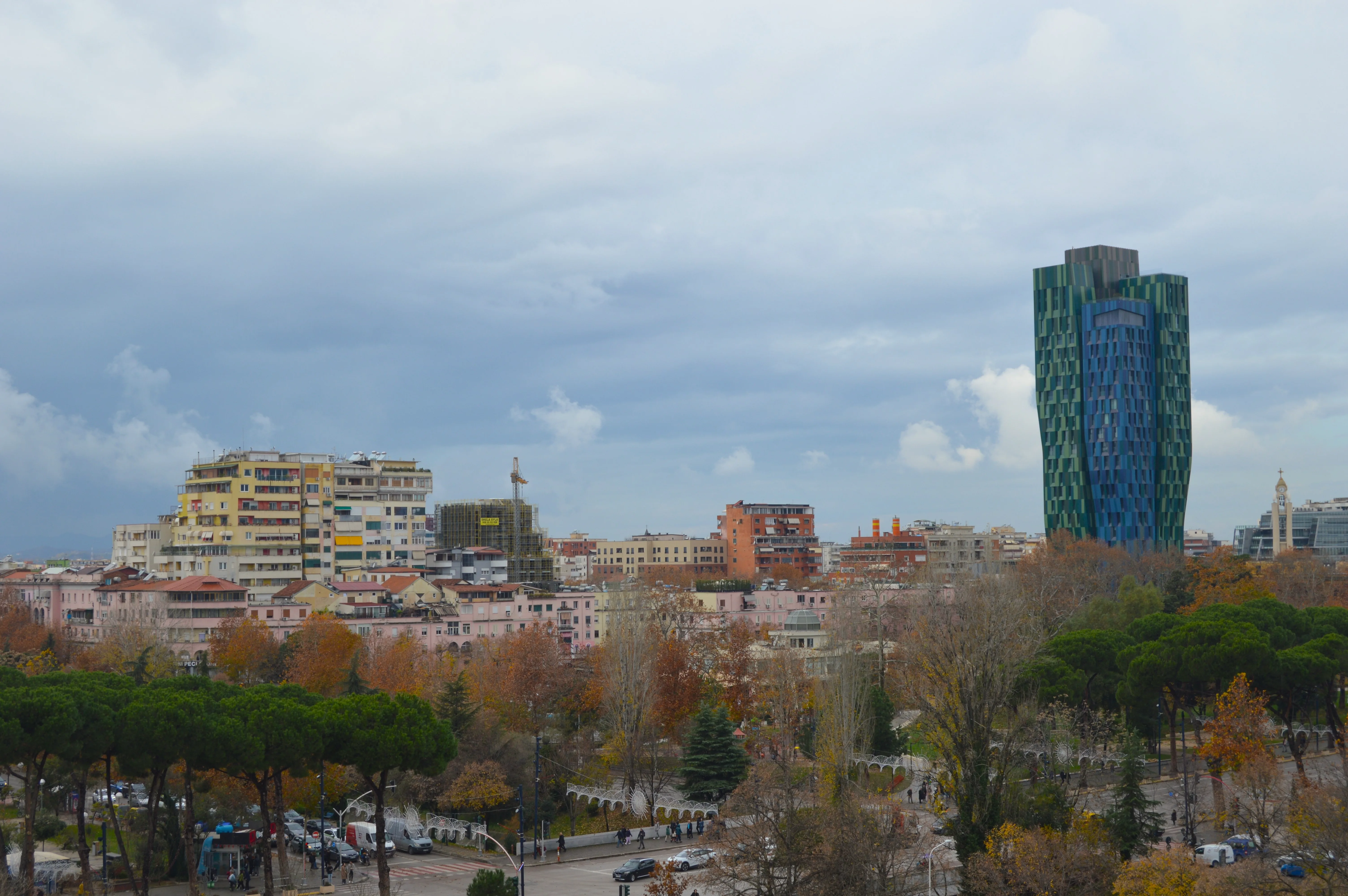 Panorámica de Tirana en otoño con edificios modernos y tradicionales
