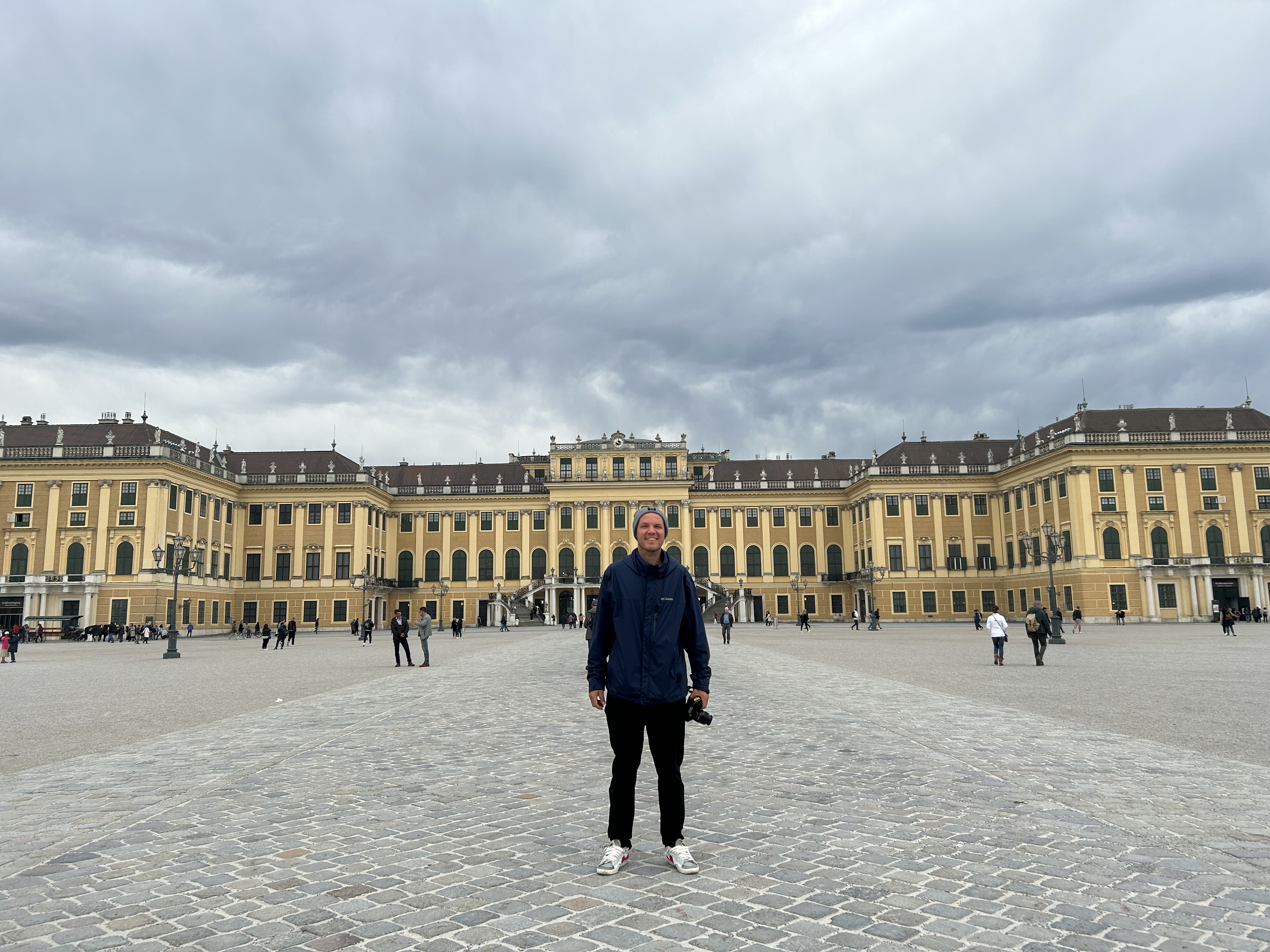 Yo frente al Palacio de Schönbrunn, Viena, Austria