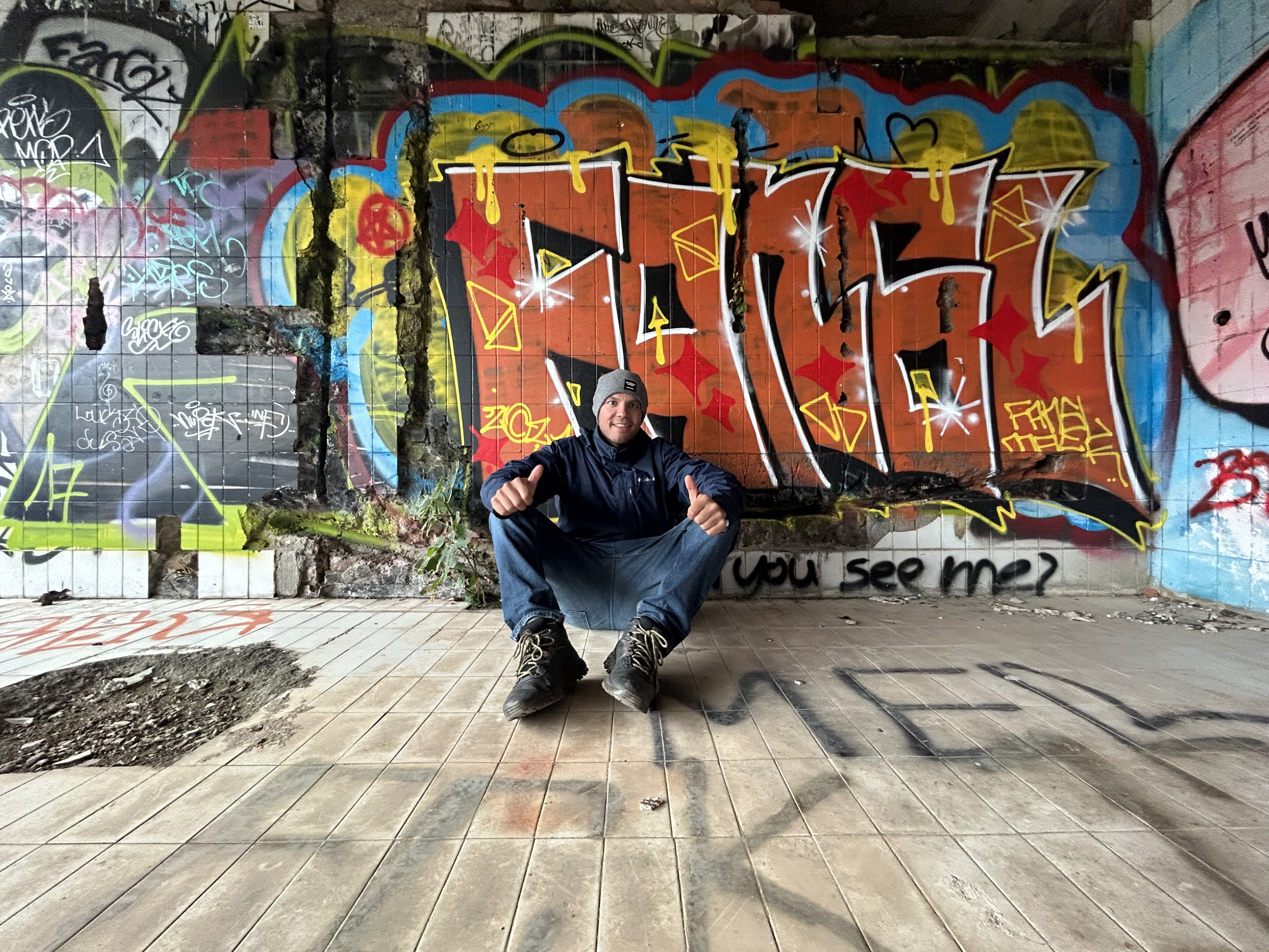Explorando el interior de la Sniper Tower en Mostar, Bosnia