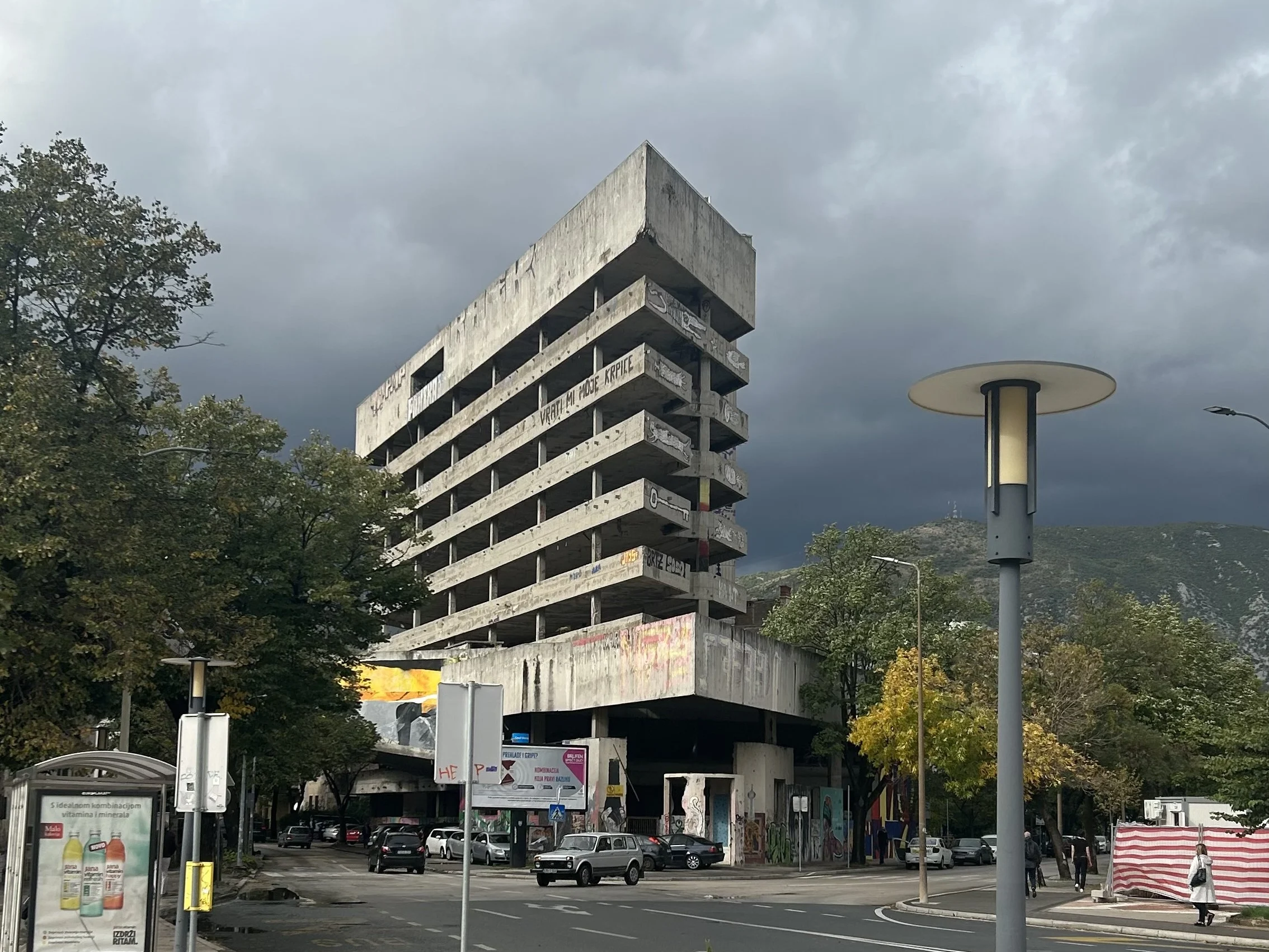 Vista exterior completa de la Sniper Tower en Mostar - edificio abandonado con marcas de guerra