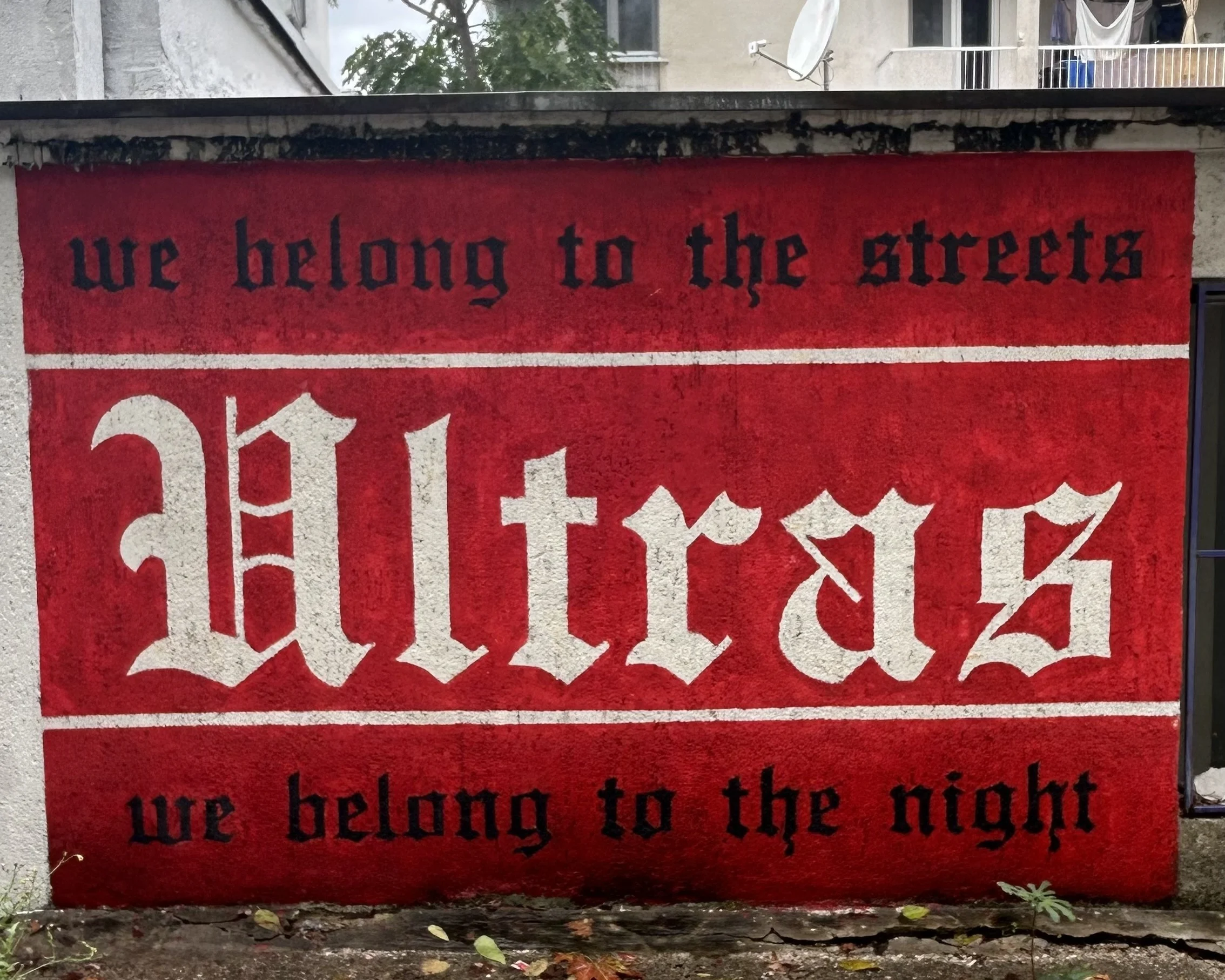 Mural callejero de los ultras del FK Velež Mostar en una pared de la ciudad