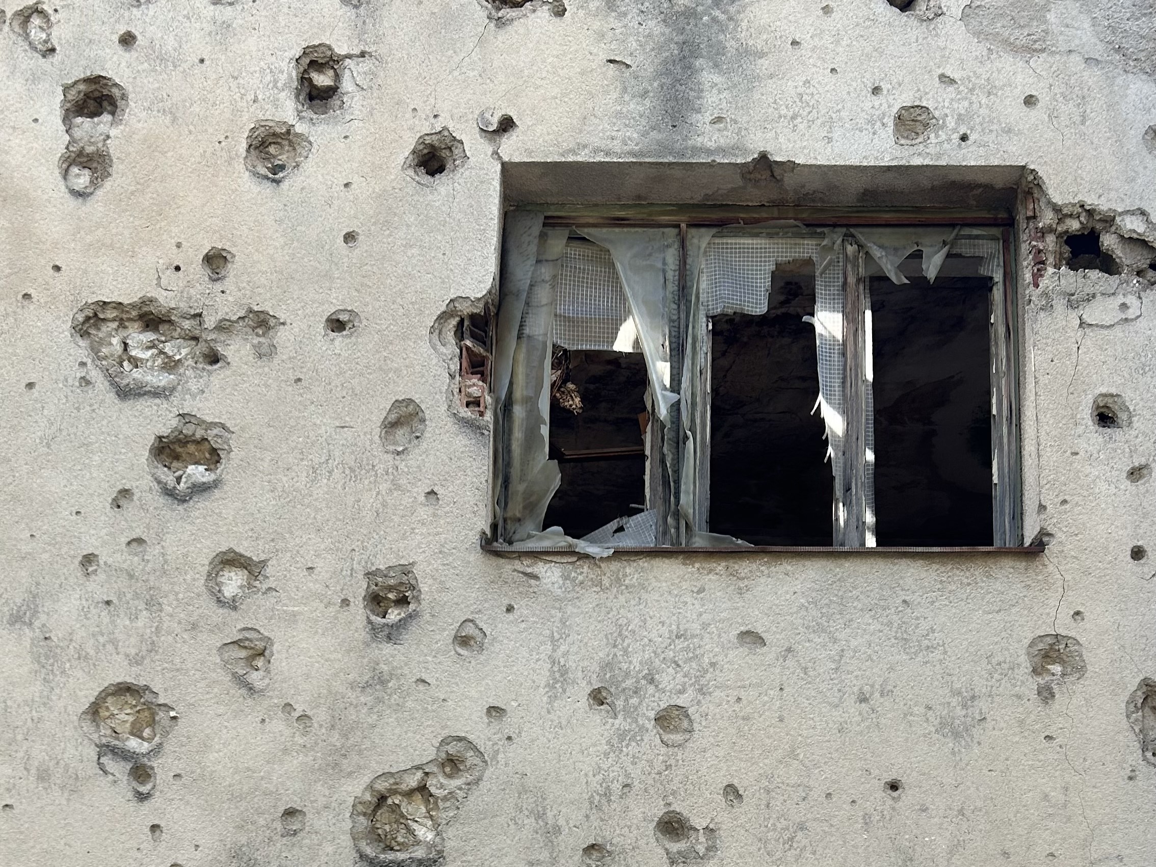 Ventana con impactos de bala en el Hospital de Mostar - huellas del conflicto