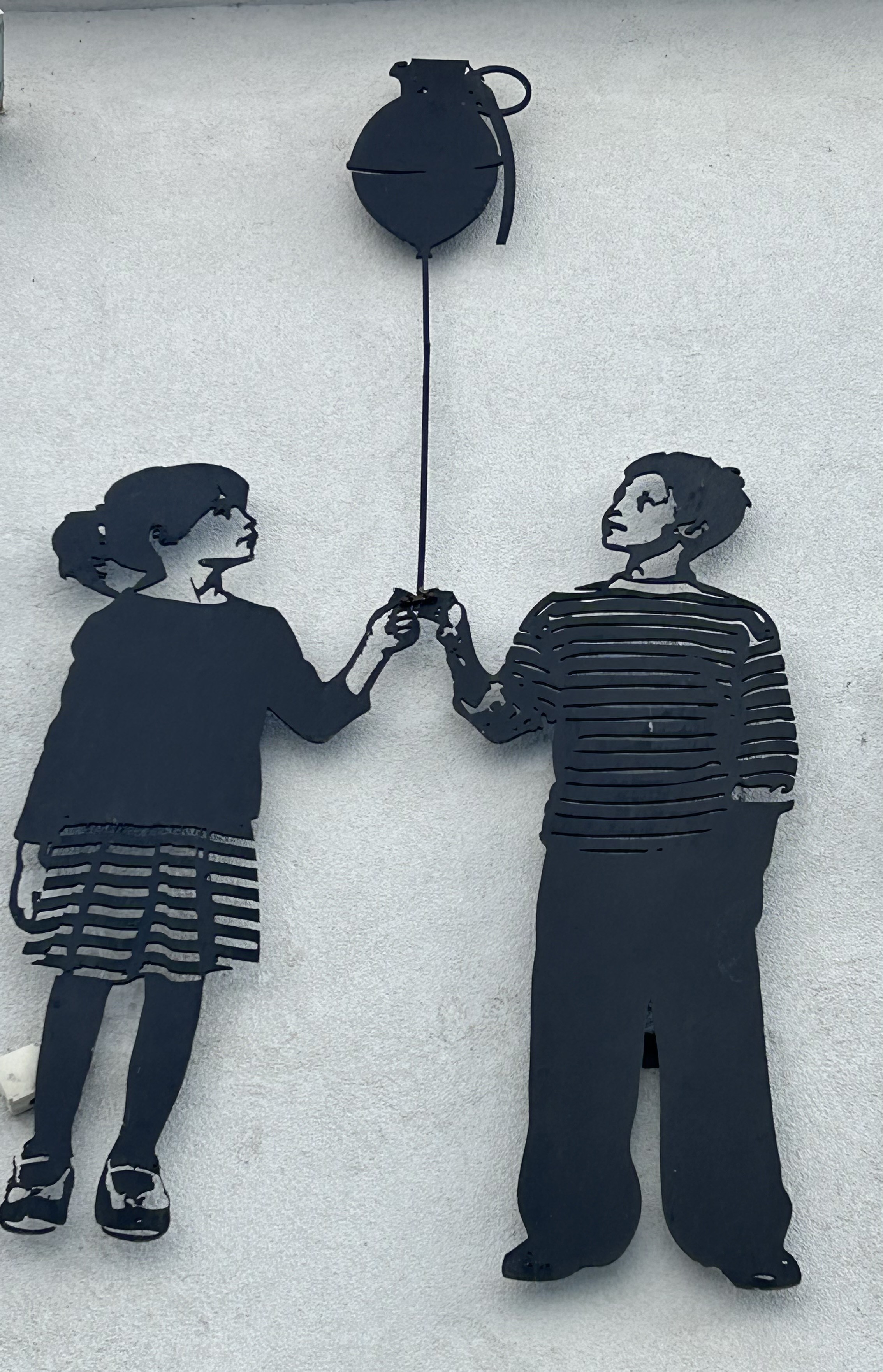 Museo de los Niños de Sarajevo: niño y niña sosteniendo un globo juntos