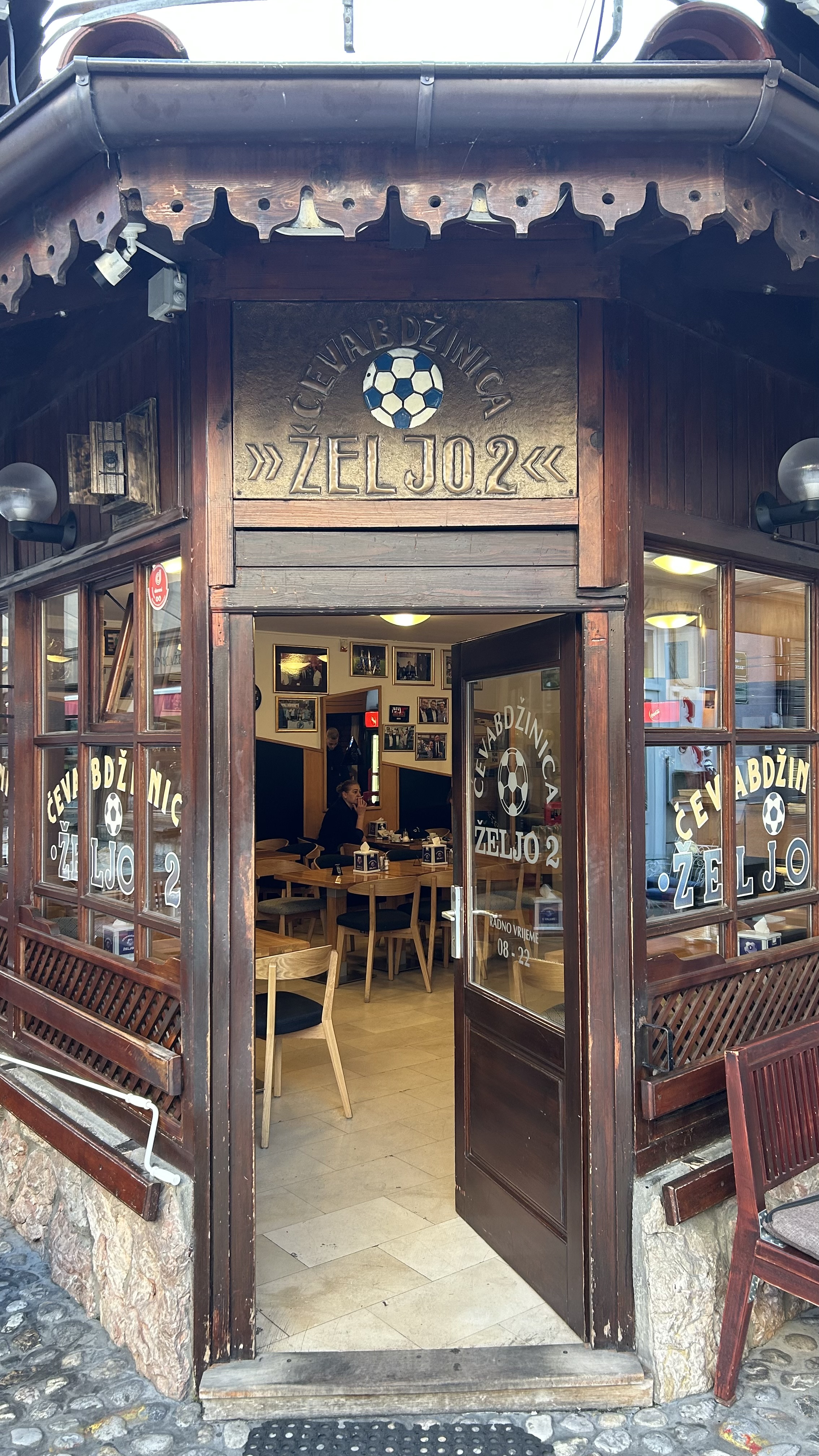 Pizzeria Željo 2 en Sarajevo: local icónico de la ciudad