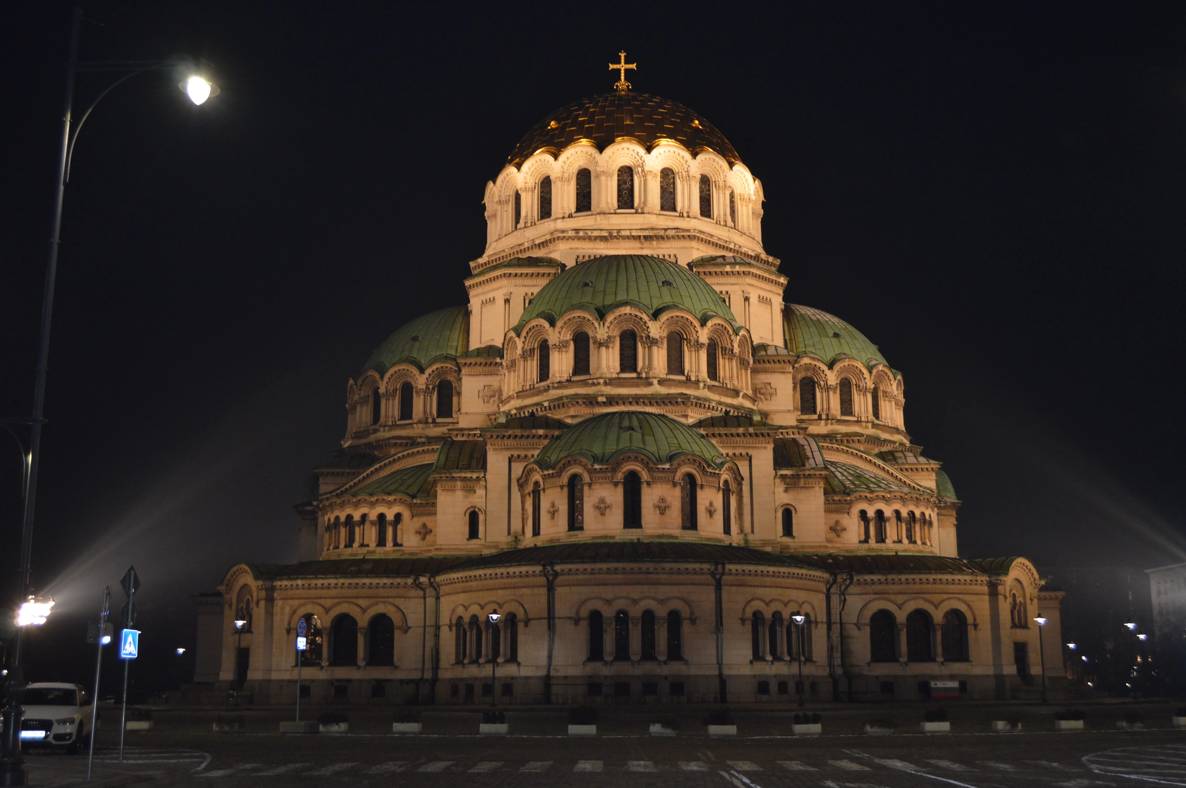 Catedral Alexander Nevsky de noche en Sofía, Bulgaria: iluminación dorada sobre la arquitectura neobizantina
