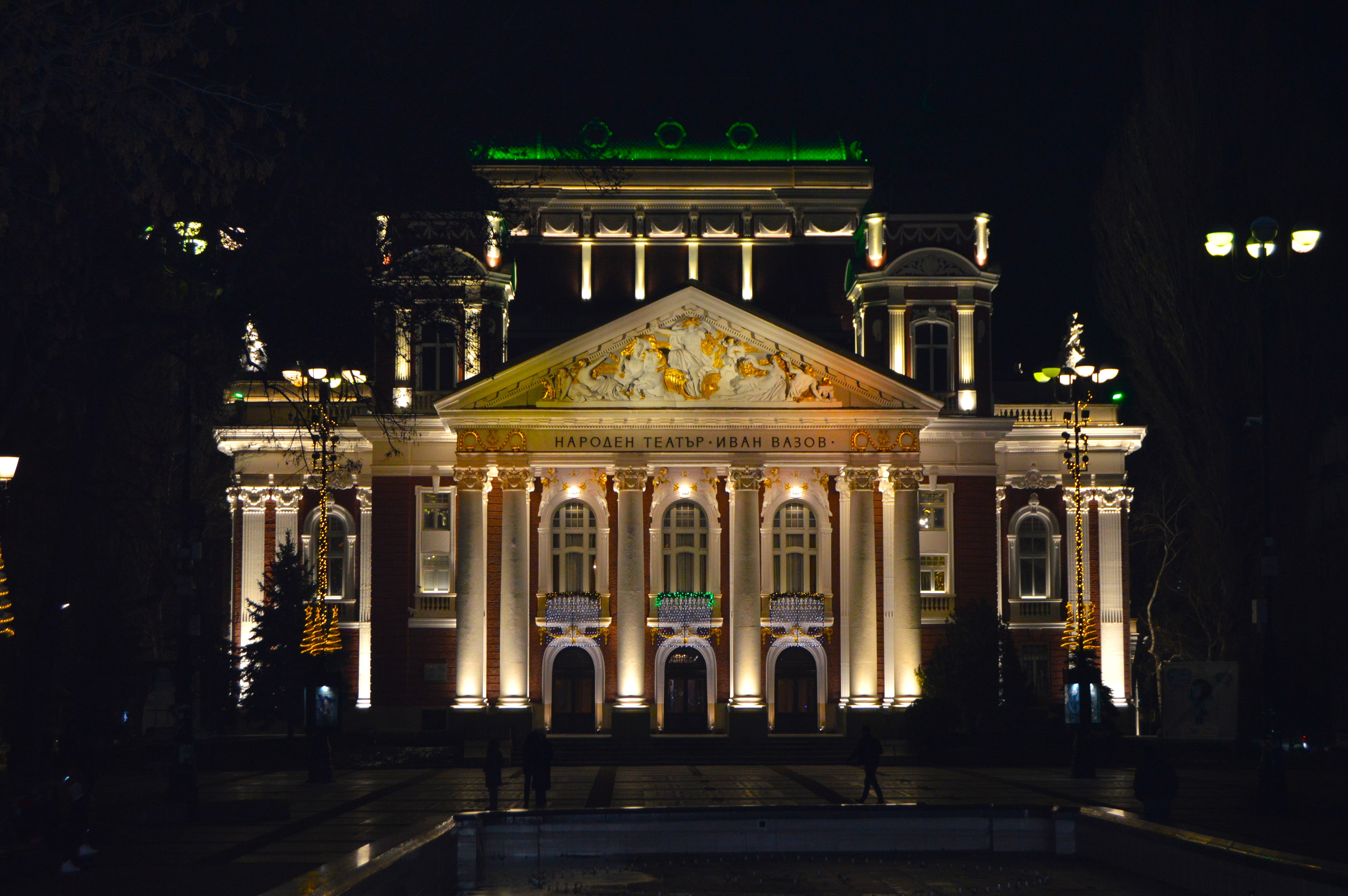 Museo Nacional de Historia de Sofía de noche: fachada clásica iluminada con luces cálidas