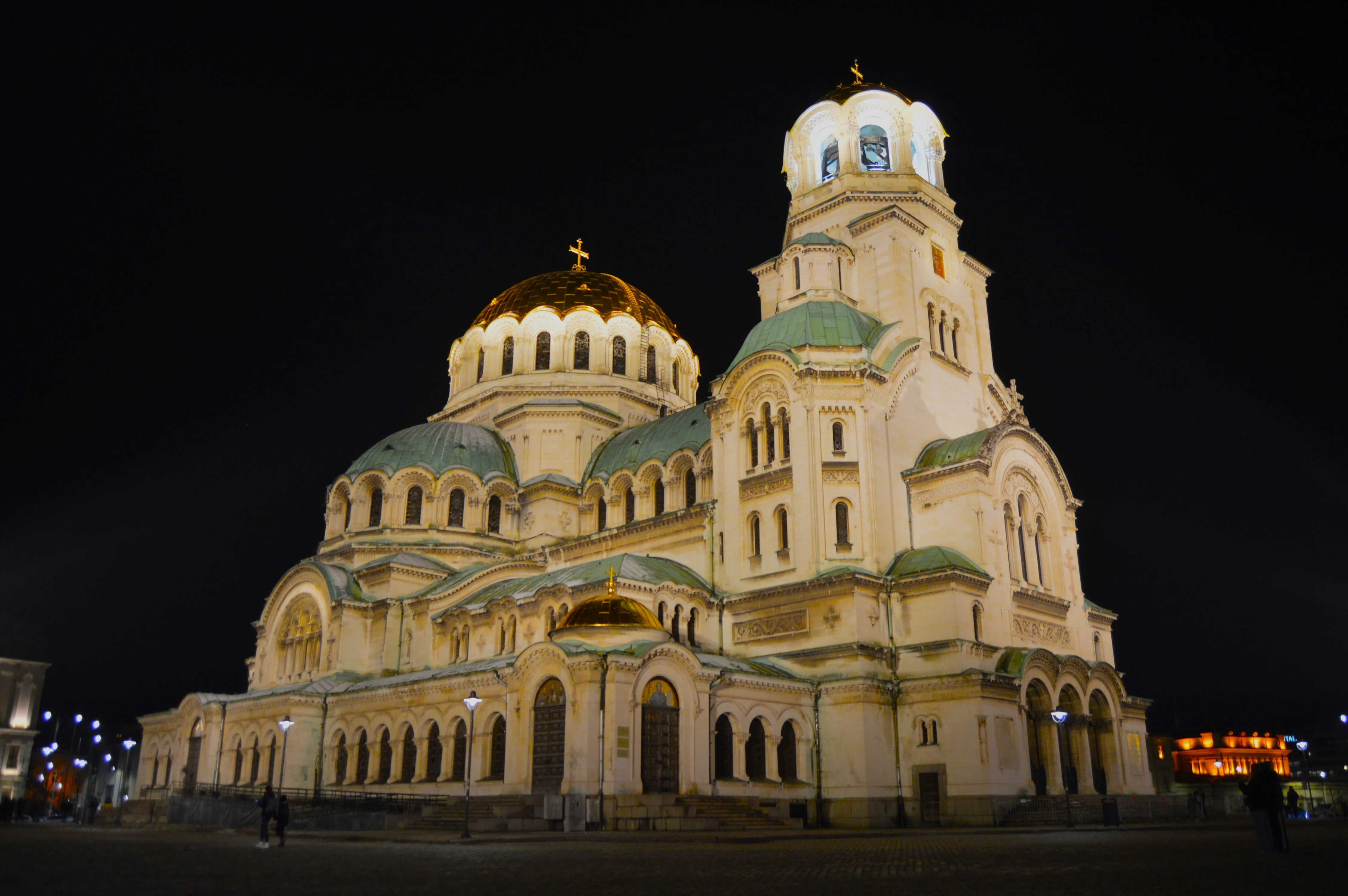 Catedral Alexander Nevsky desde ángulo lateral: detalles arquitectónicos y cúpulas brillantes de noche