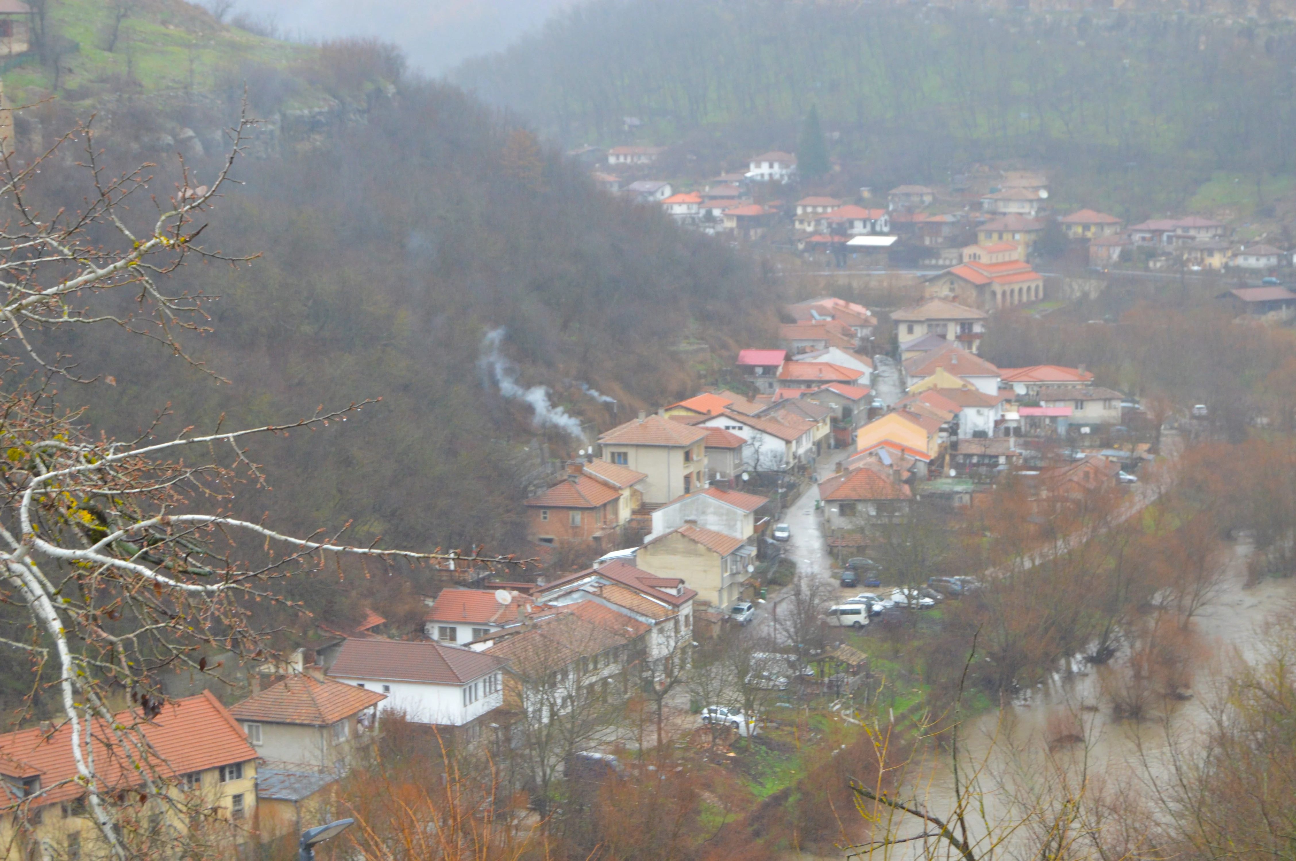 Panorámica de Veliko Tarnovo en día nublado de invierno
