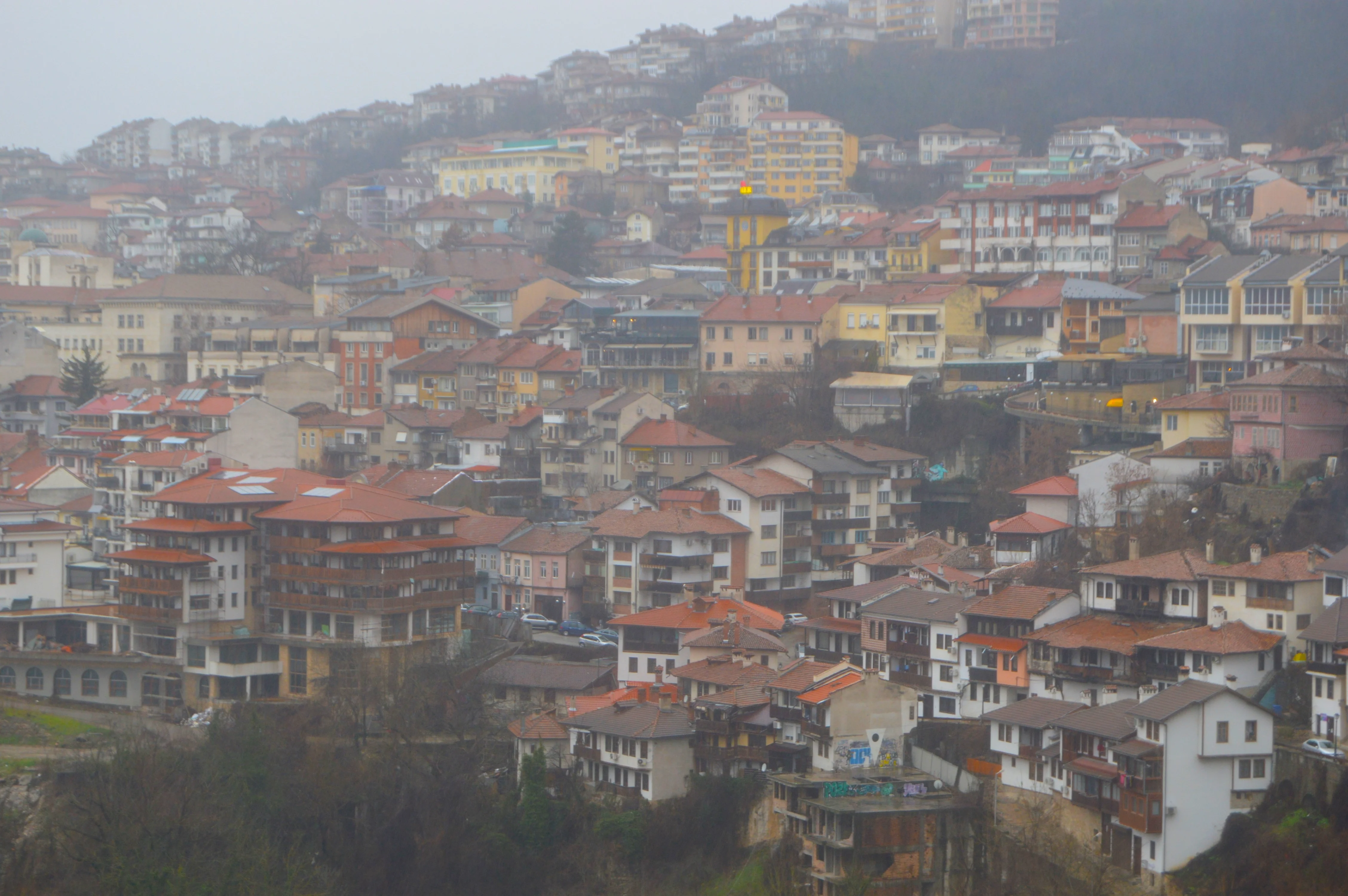 Vista alternativa de Veliko Tarnovo: arquitectura balcánica y río Yantra bajo cielo invernal