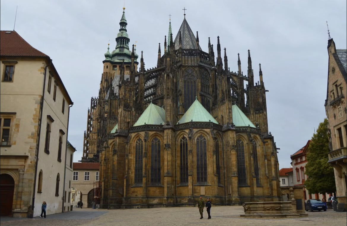 Iglesia de San Nicolás en Praga, joya de la arquitectura barroca checa con cúpulas y detalles ornamentados.
