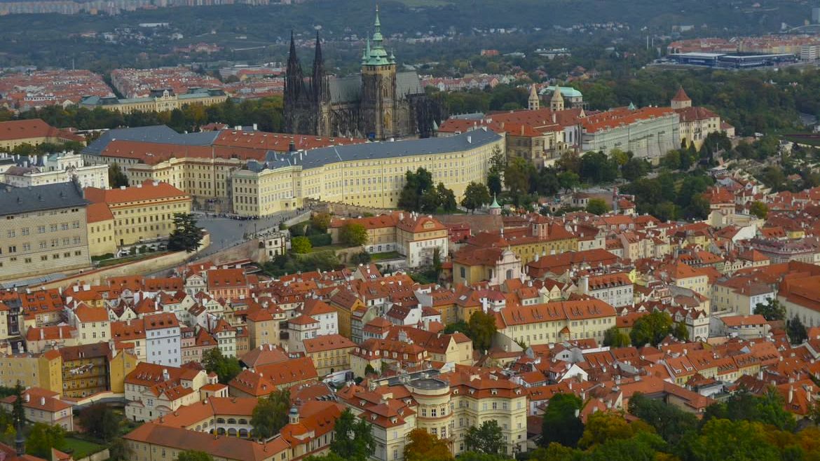 Asombrosa panorámica aérea de Praga, mostrando la magnitud y belleza de la ciudad al atardecer.
