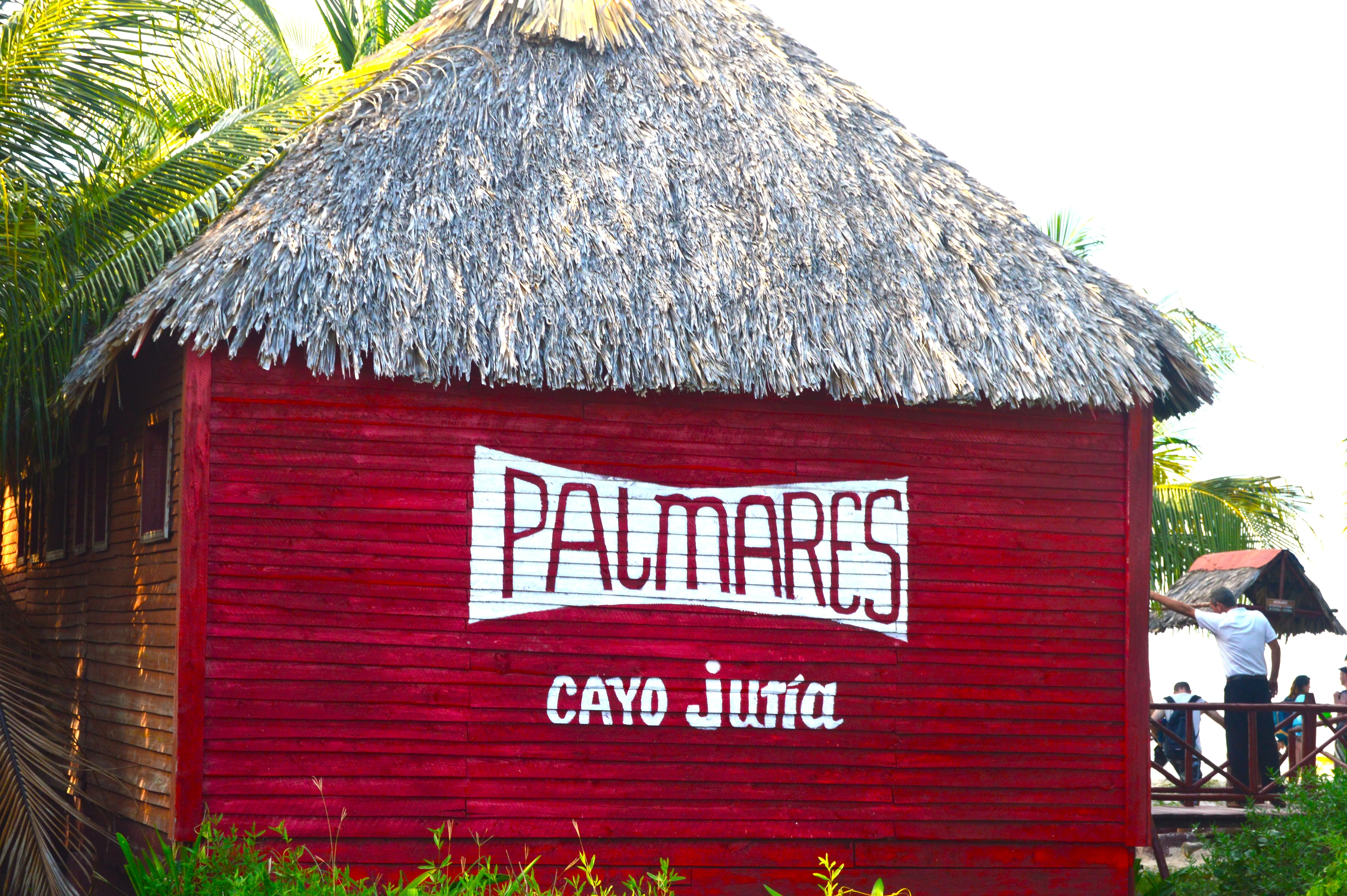Bar en Viñales con mural de Cayo Jutías