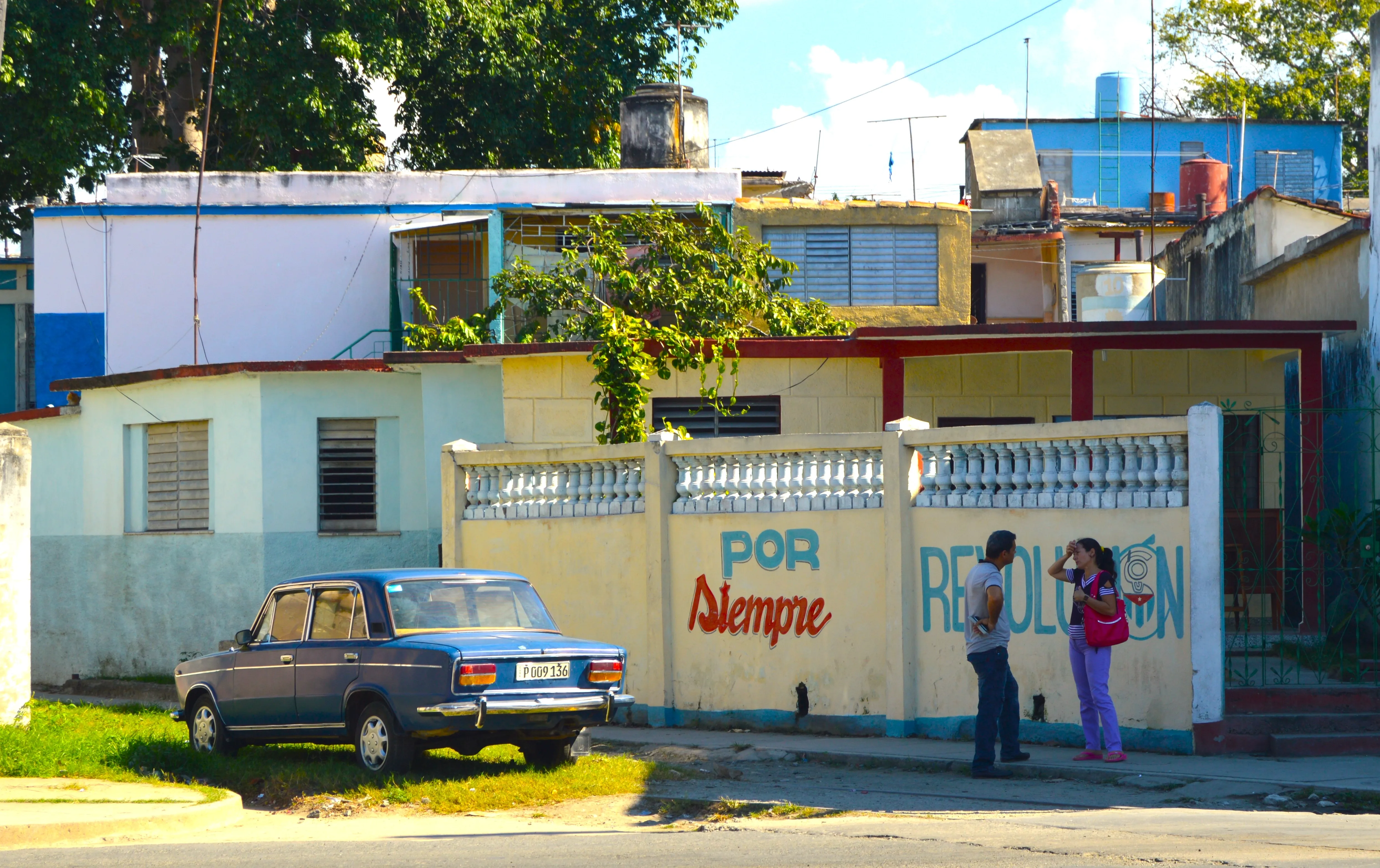 Calle típica de Cienfuegos: arquitectura colonial y vida cotidiana cubana