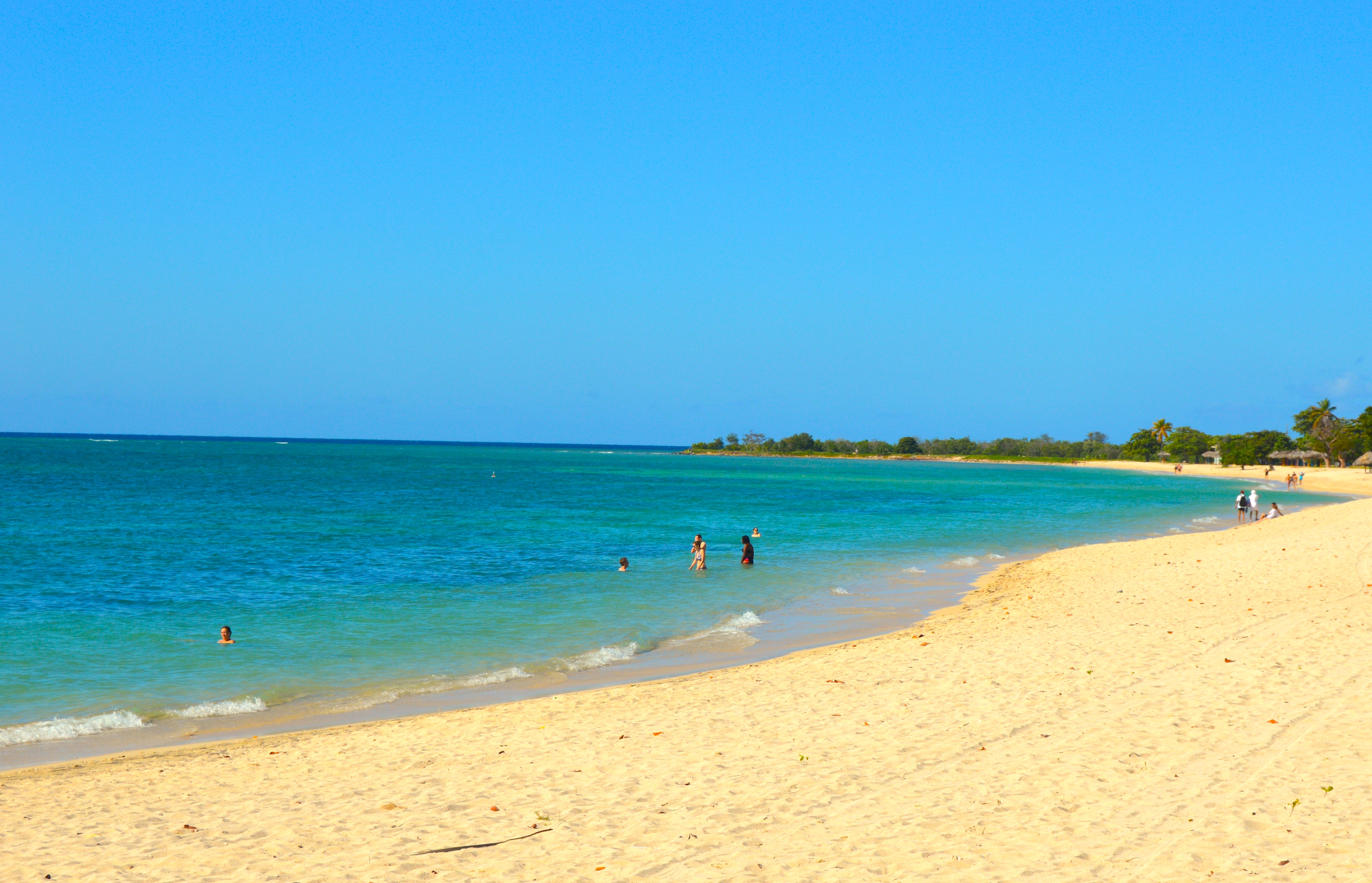 Playa El Rancho en Trinidad: arena dorada y palmeras con mar Caribe turquesa