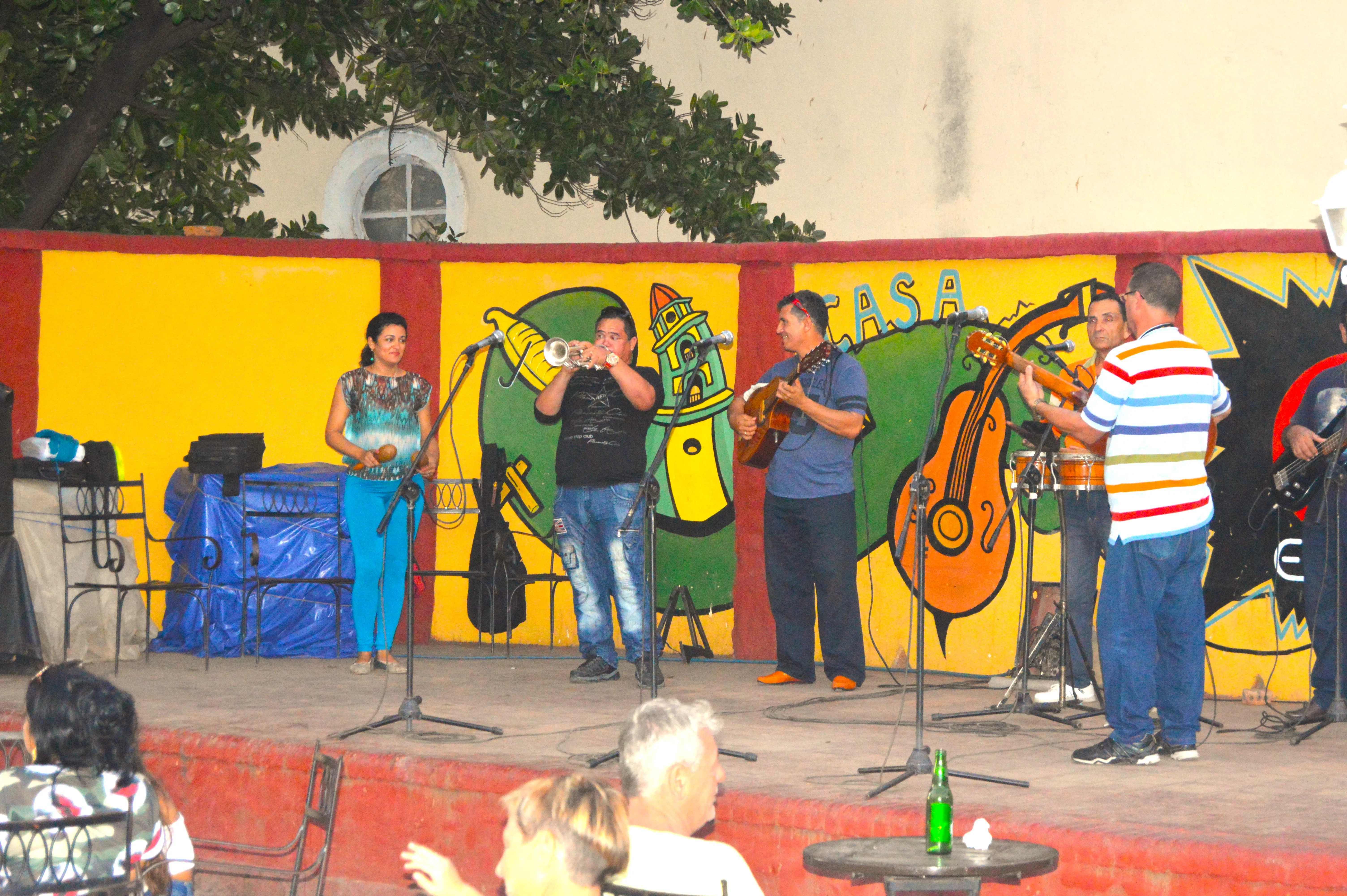 Conjunto musical tocando en vivo en Trinidad: músicos cubanos con instrumentos tradicionales