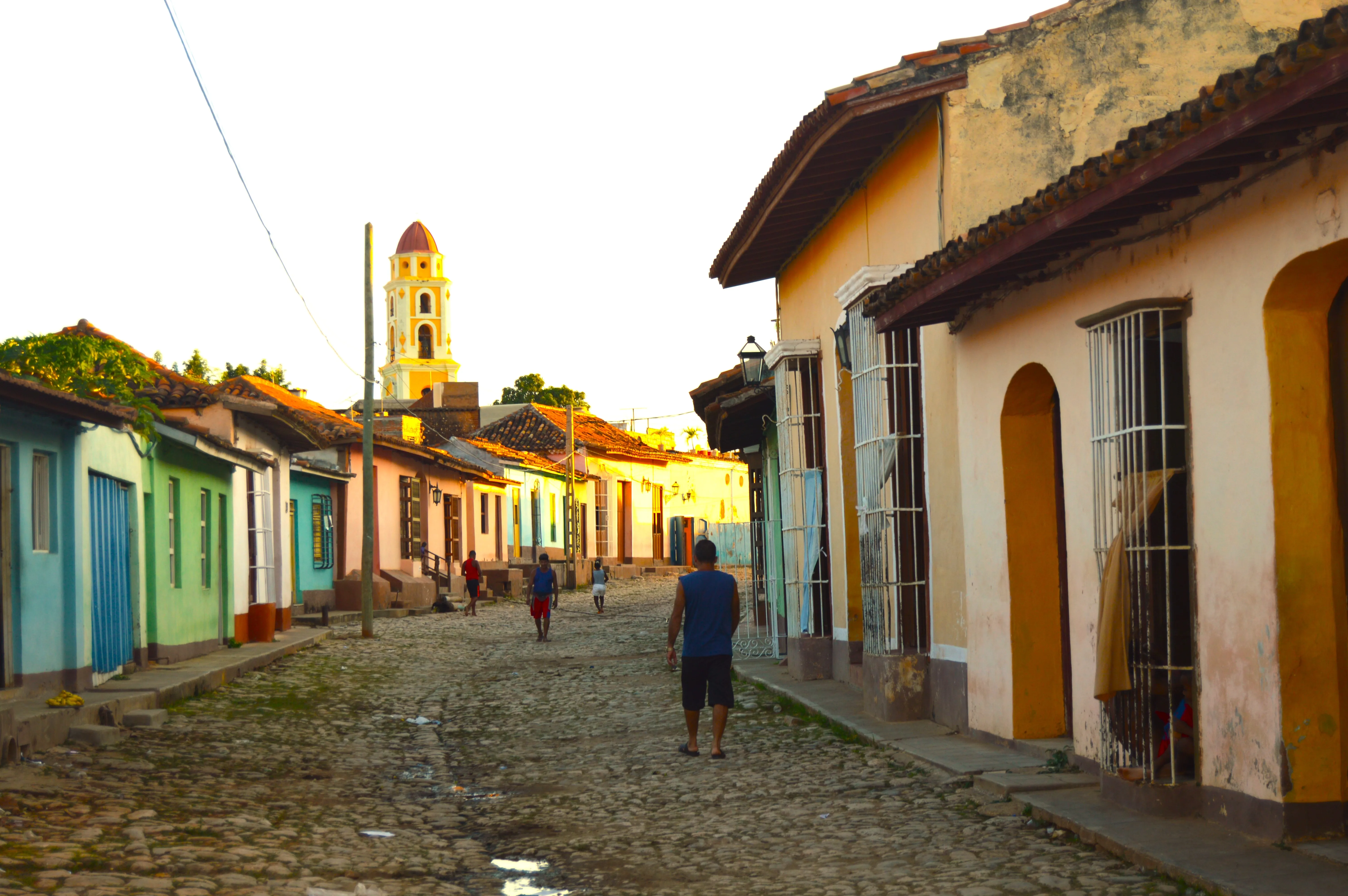 Calle colonial típica en Trinidad, Cuba: casas color pastel y adoquines antiguos