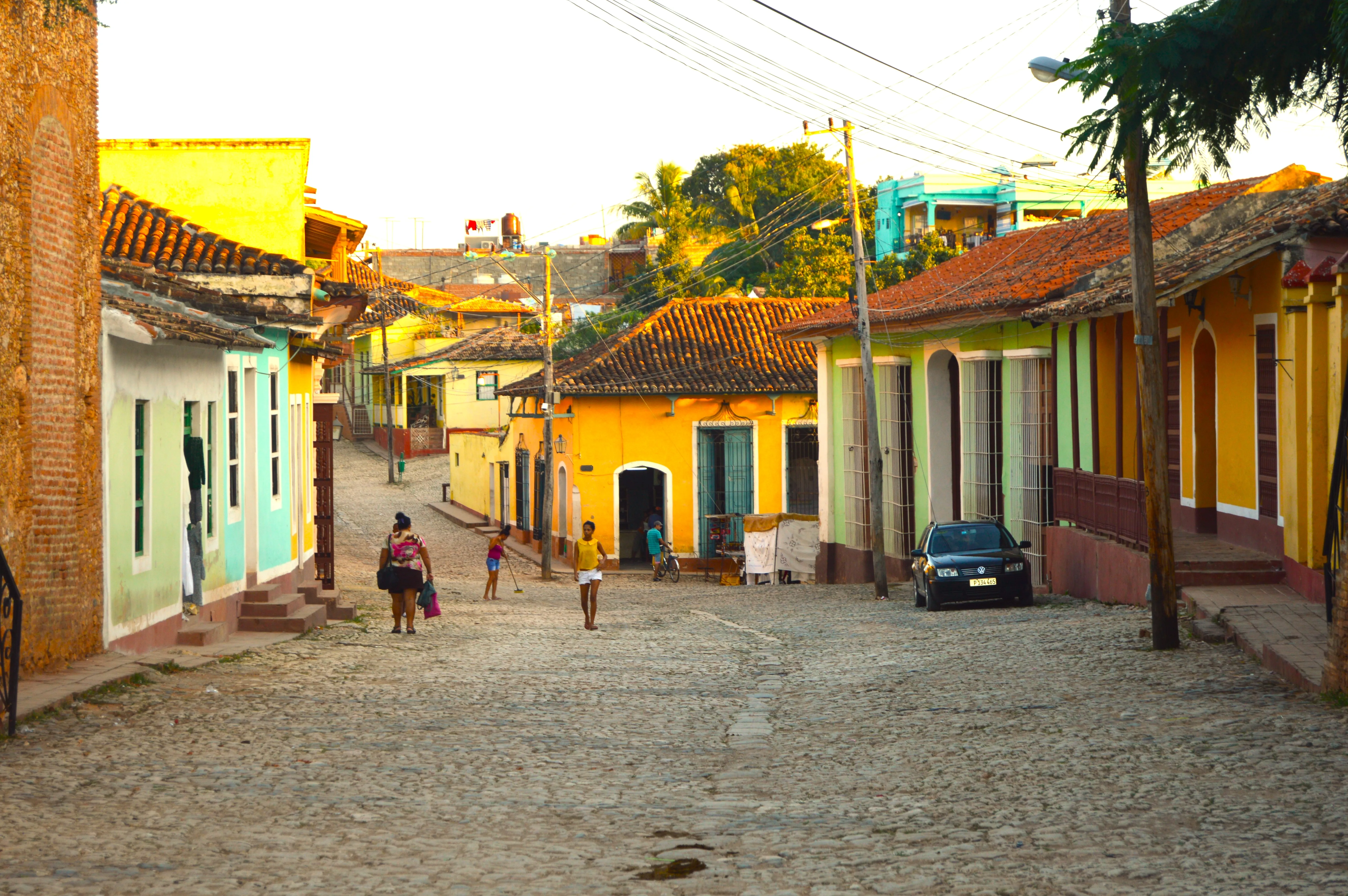 Otra calle colonial en Trinidad: arquitectura española bien preservada con balcones floridos