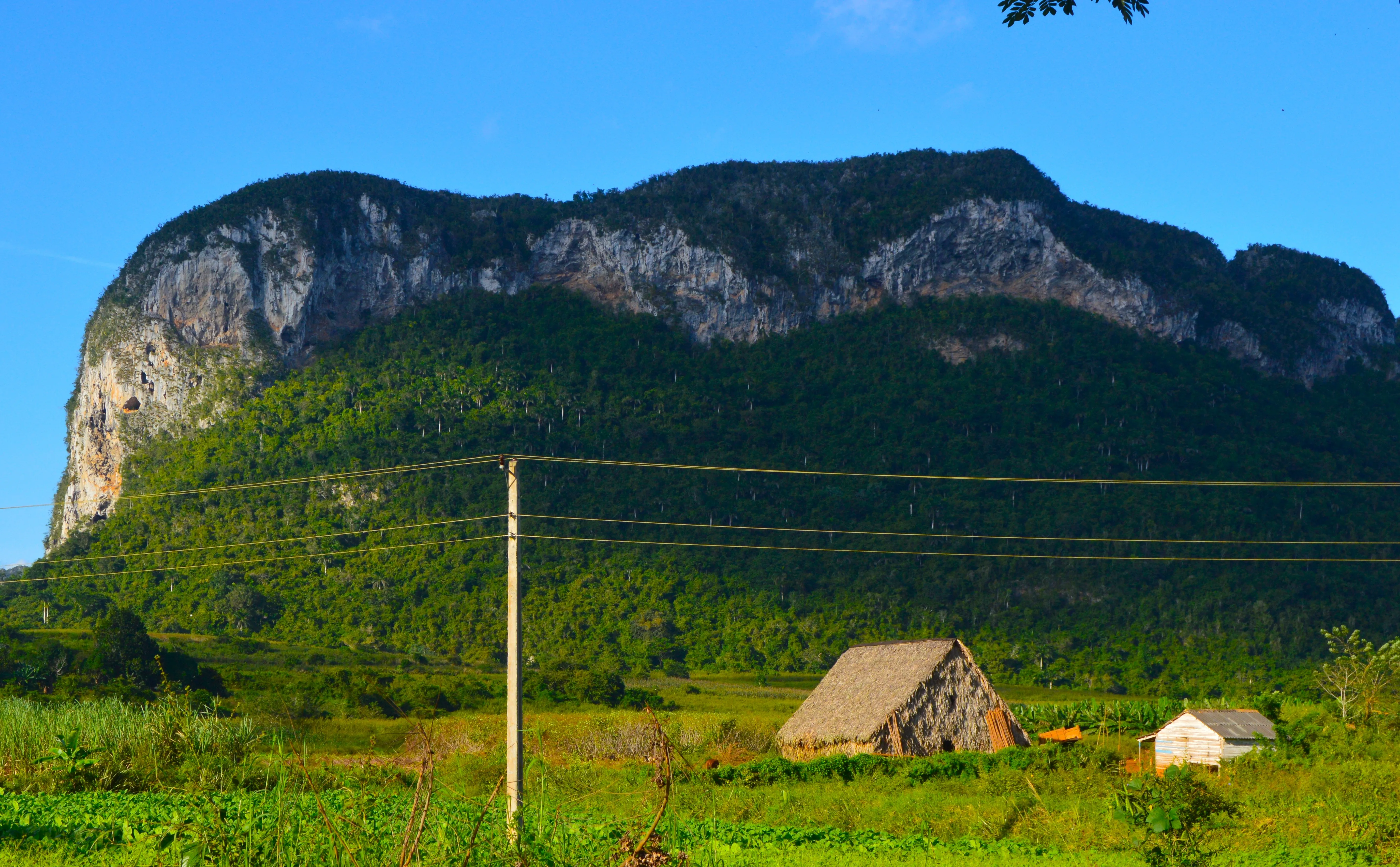 Casa tradicional de Viñales junto a los mogotes: montañas icónicas del Valle de Viñales