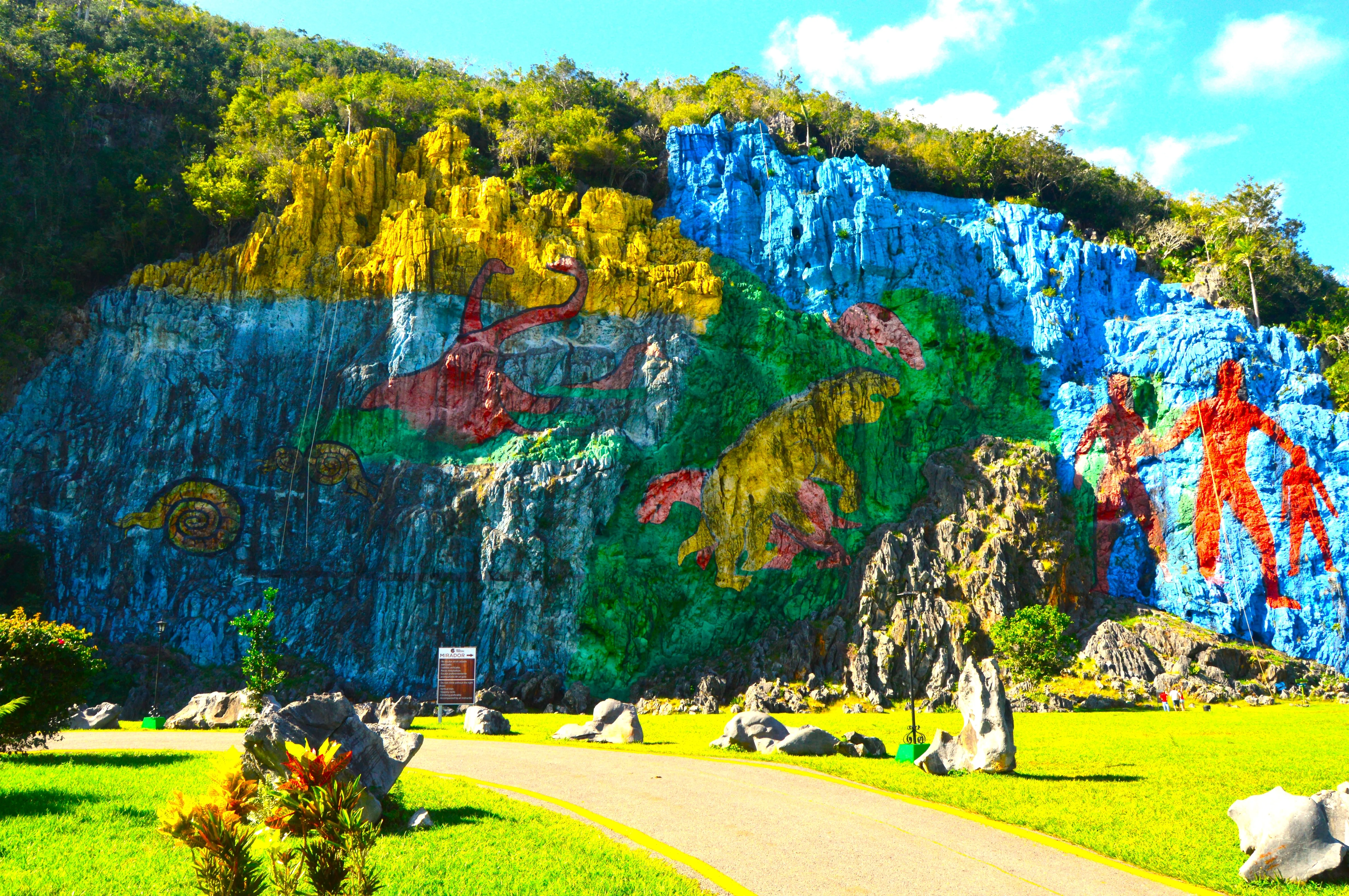Mural prehistórico en Viñales: pintura rupestre en las paredes de mogotes