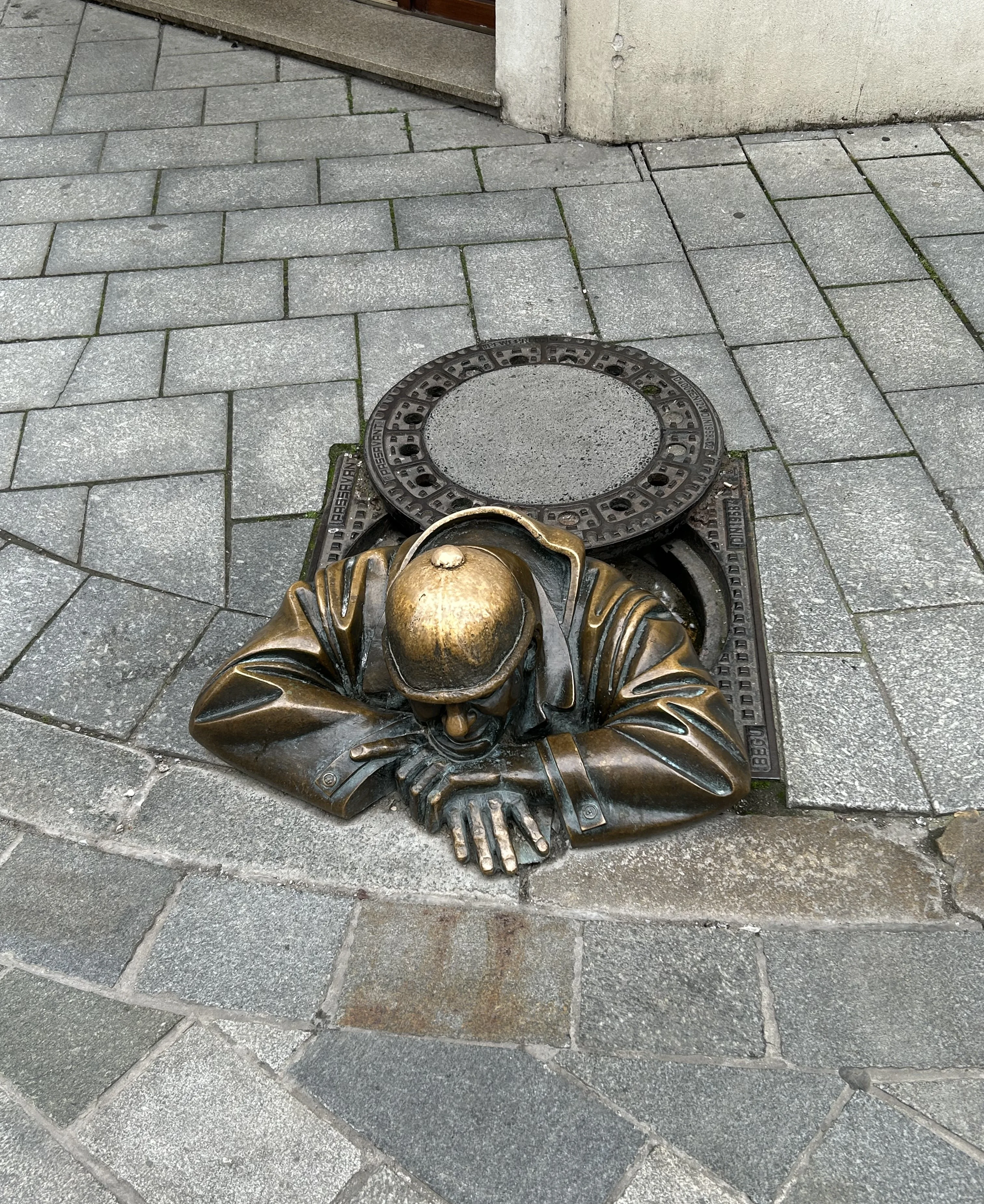Monumento a Cumil, el hombre saliendo de la alcantarilla en Bratislava