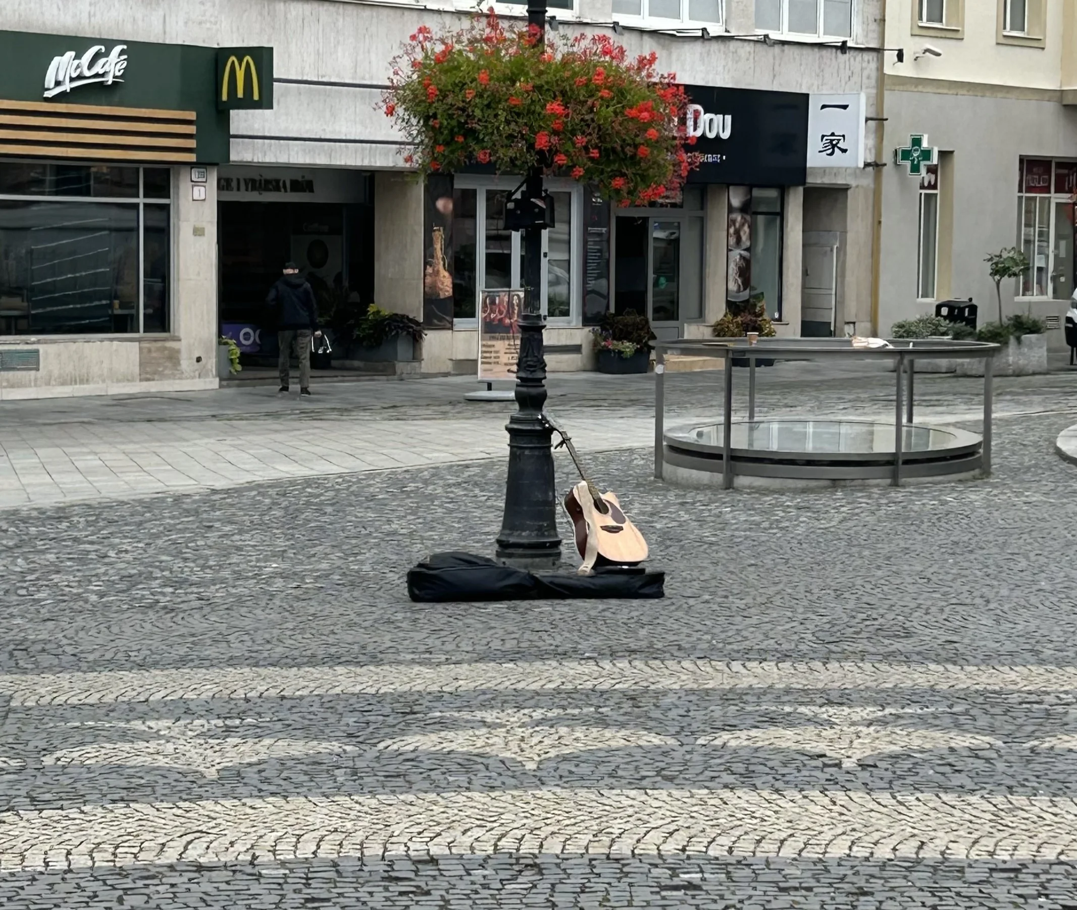 Guitarra esperando a su dueño para música callejera en Bratislava