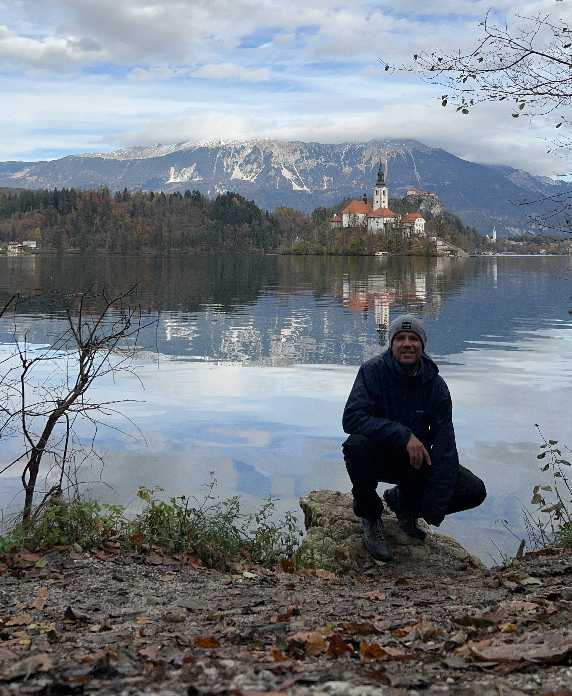 Lago Bled otoño, Isla de Bled, iglesia de la Asunción de María