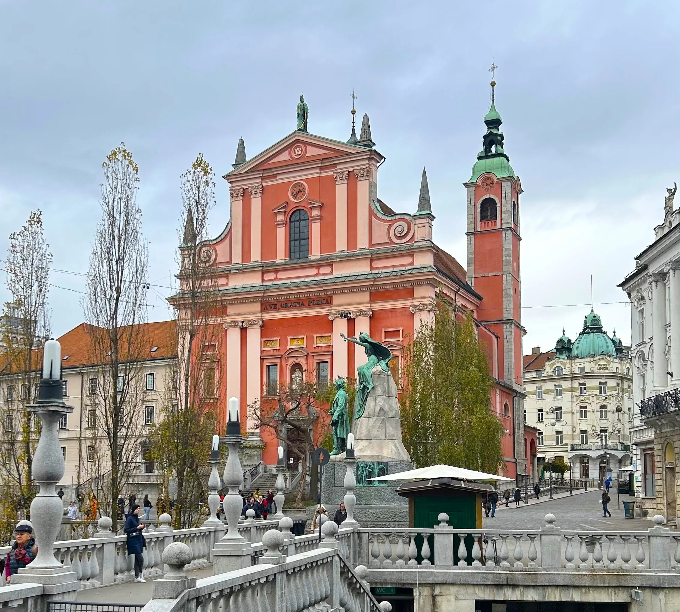 Edificio Rojo Presidencial Liubliana, centro histórico Eslovenia