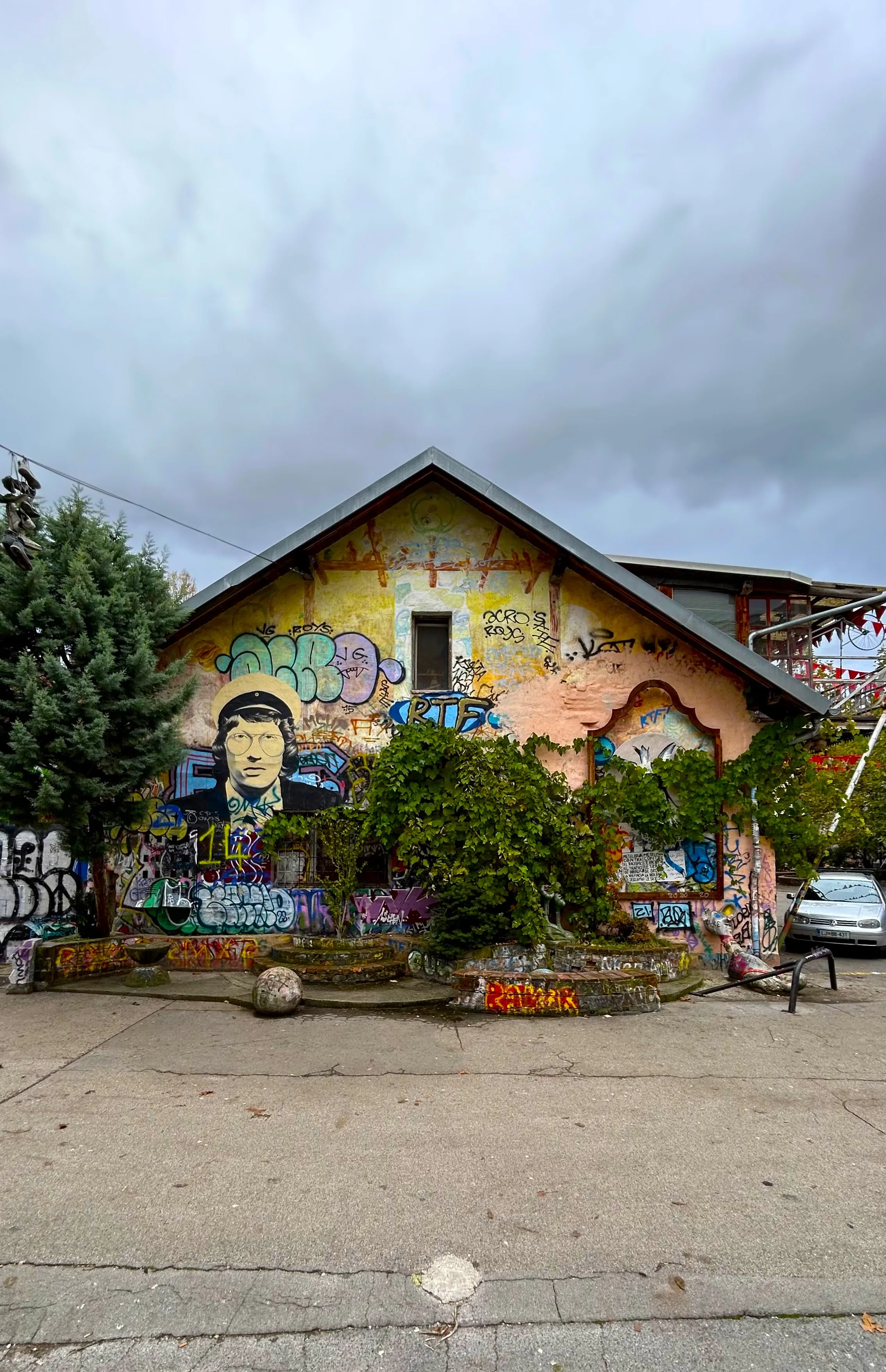 Casa con arte callejero, barrio Metelkova Art Center Liubliana