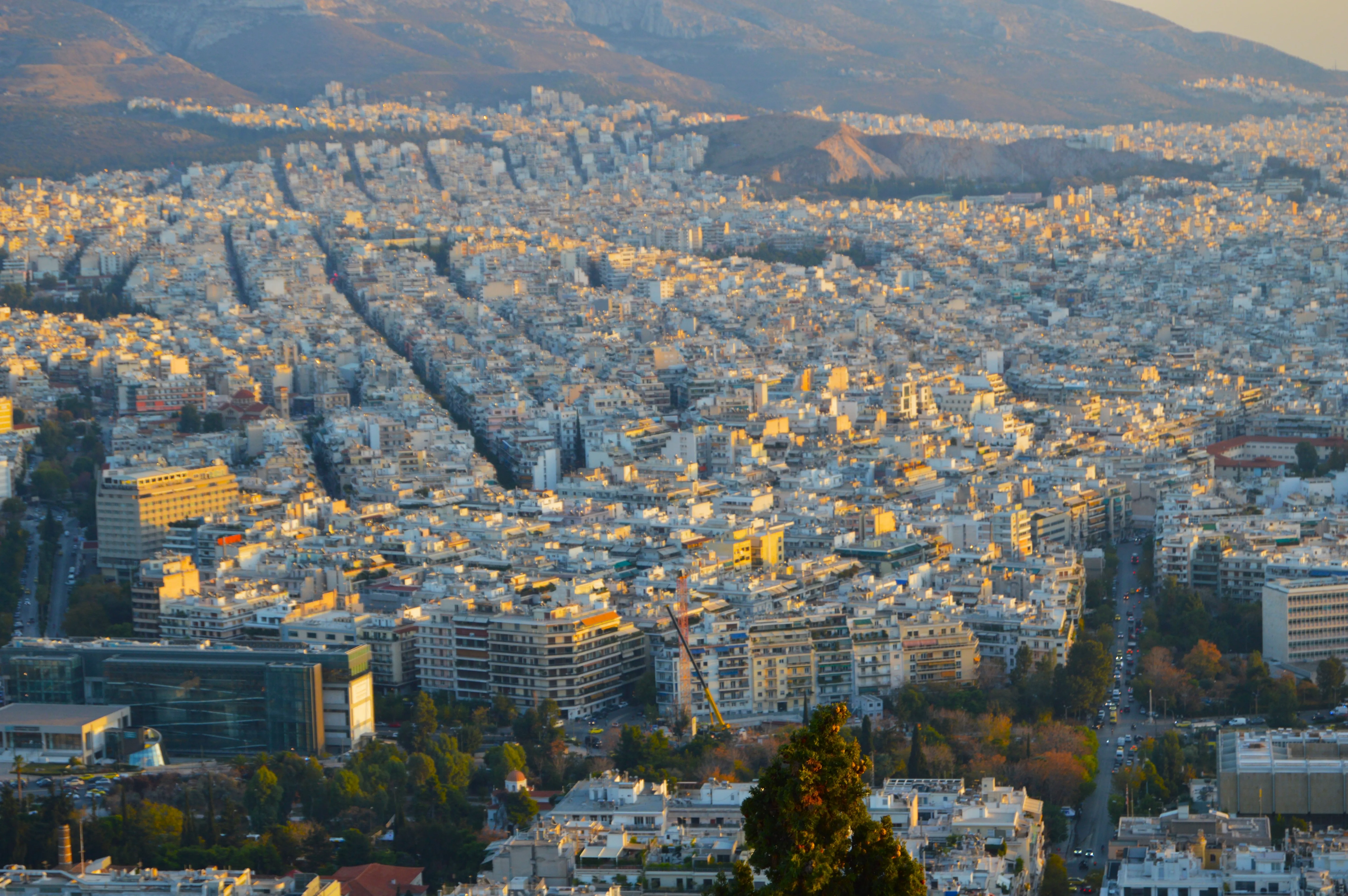 Panorámica de la ciudad blanca de Grecia, con casas y techos tradicionales