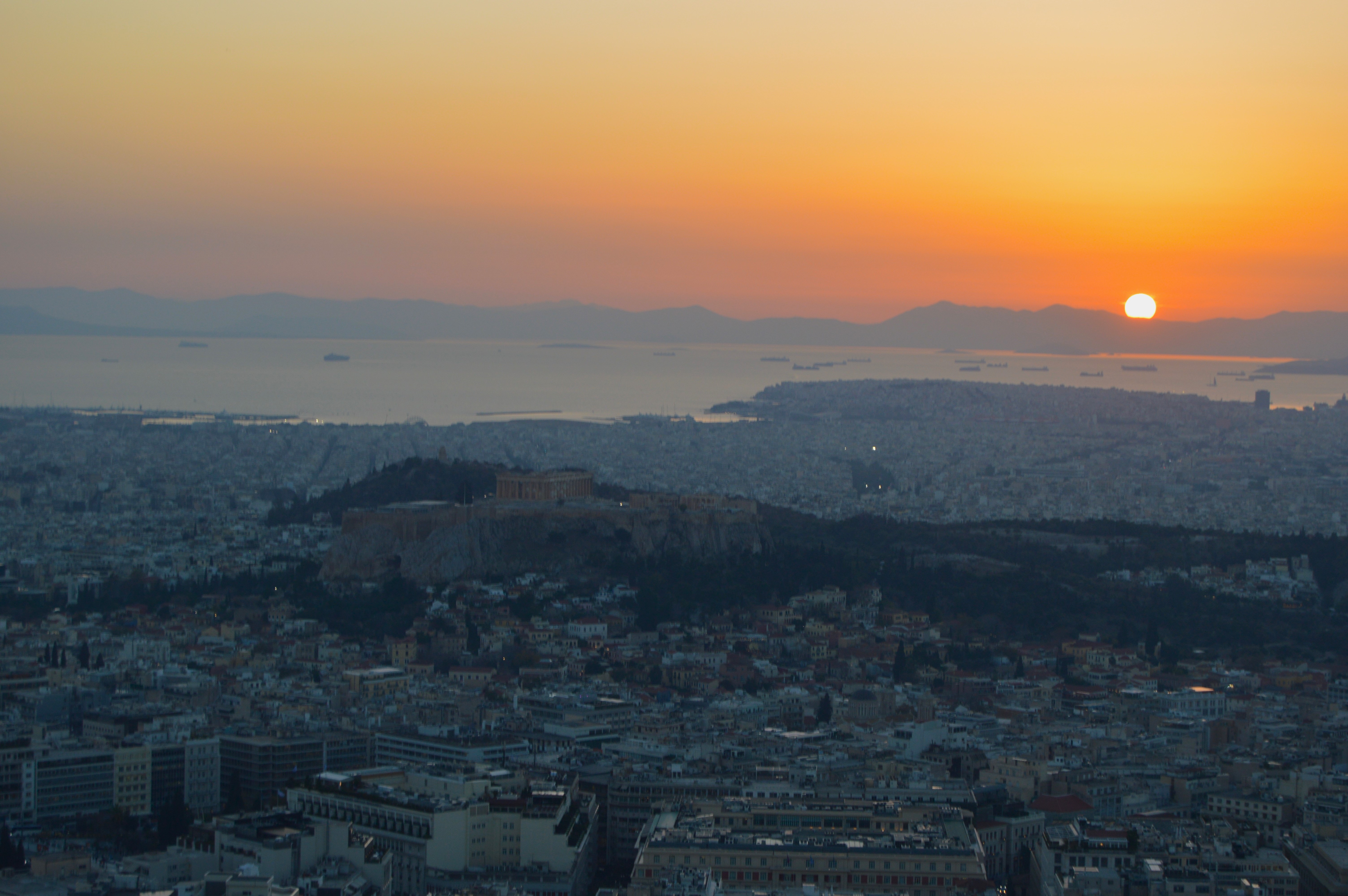 Panorámica del atardecer en Atenas desde el Monte Filopapo,