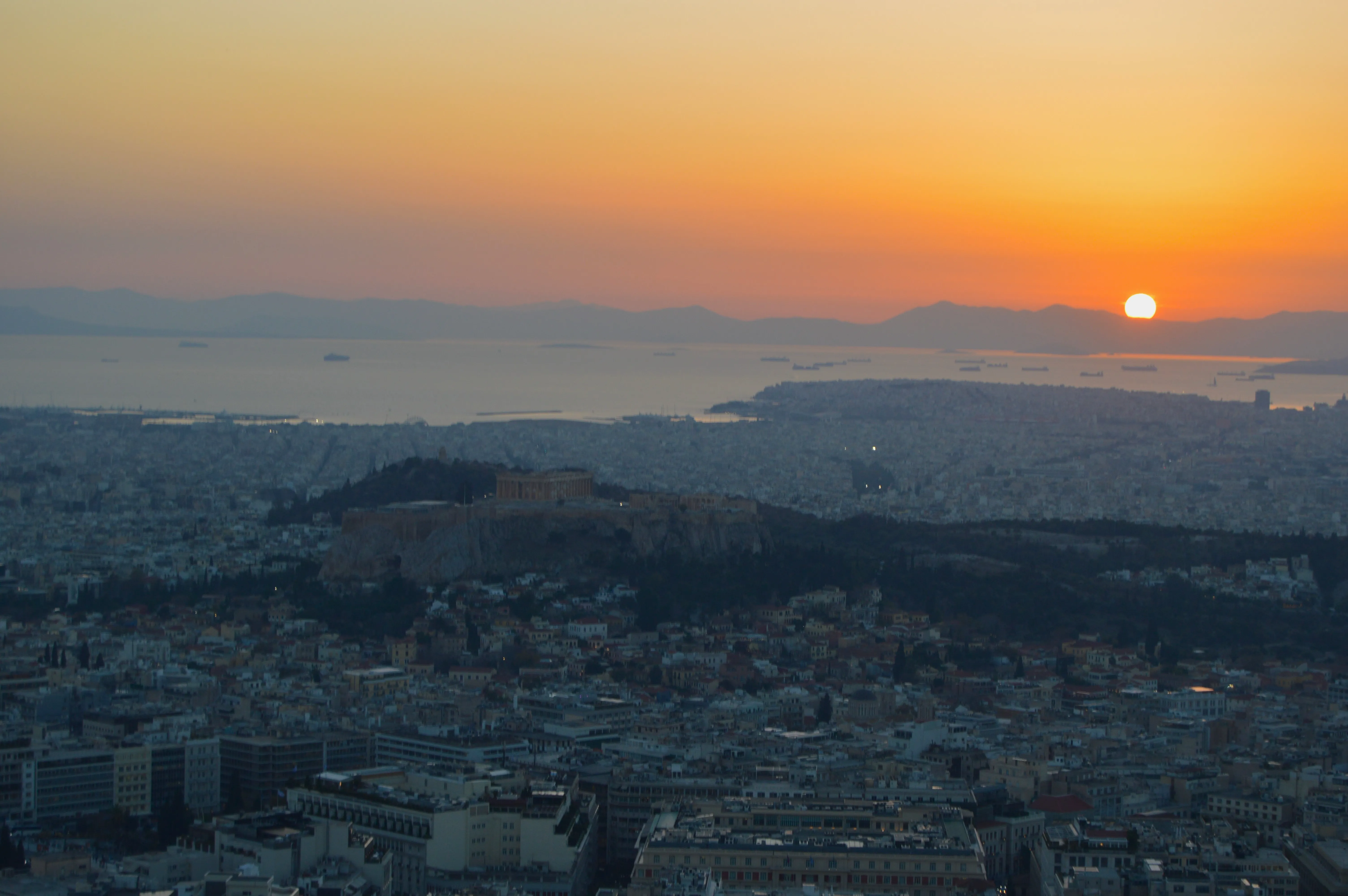 Panorámica del atardecer en Atenas desde el Monte Filopapo,