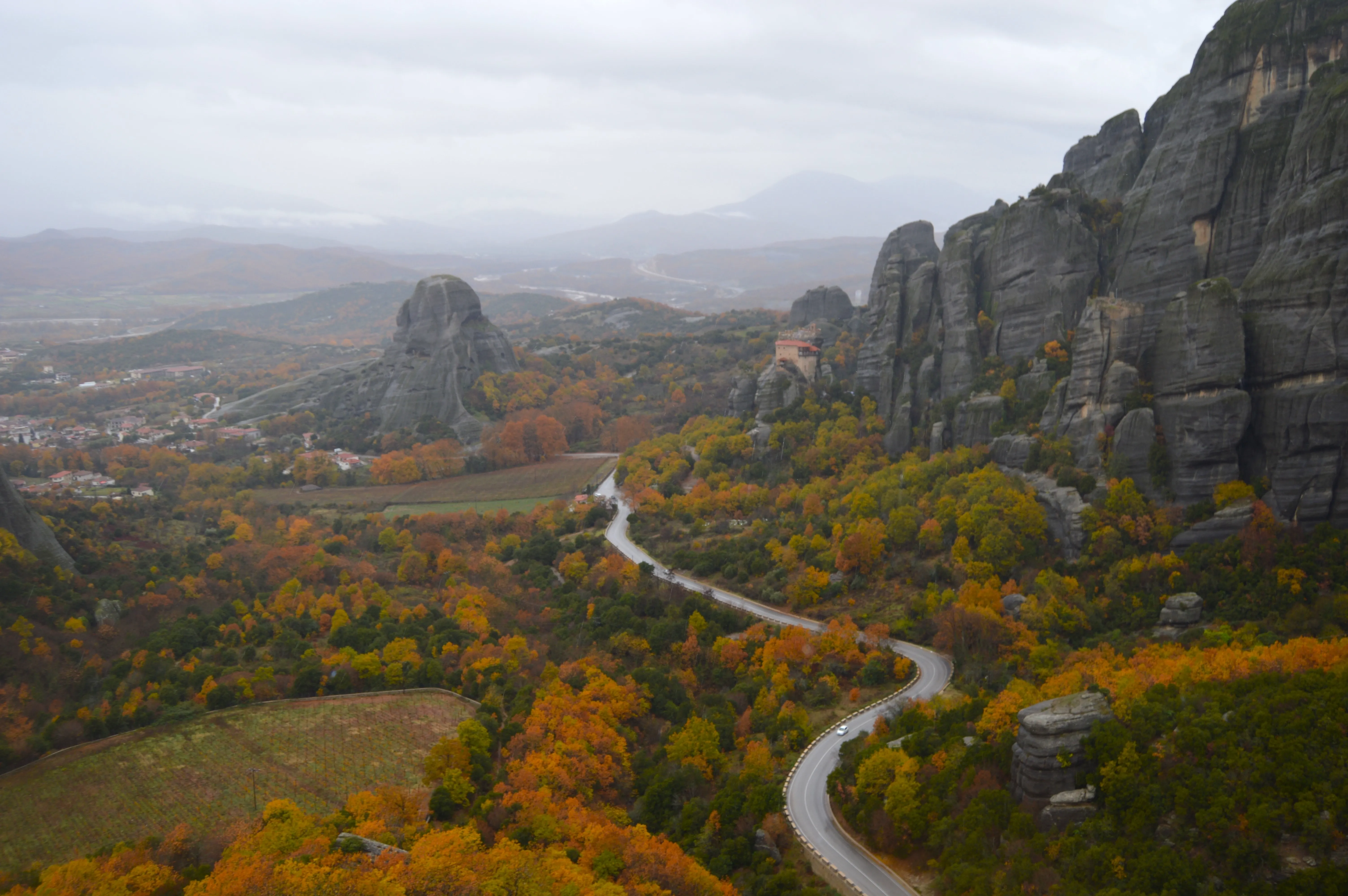 Panorámica aérea de Meteora con niebla entre las montañas