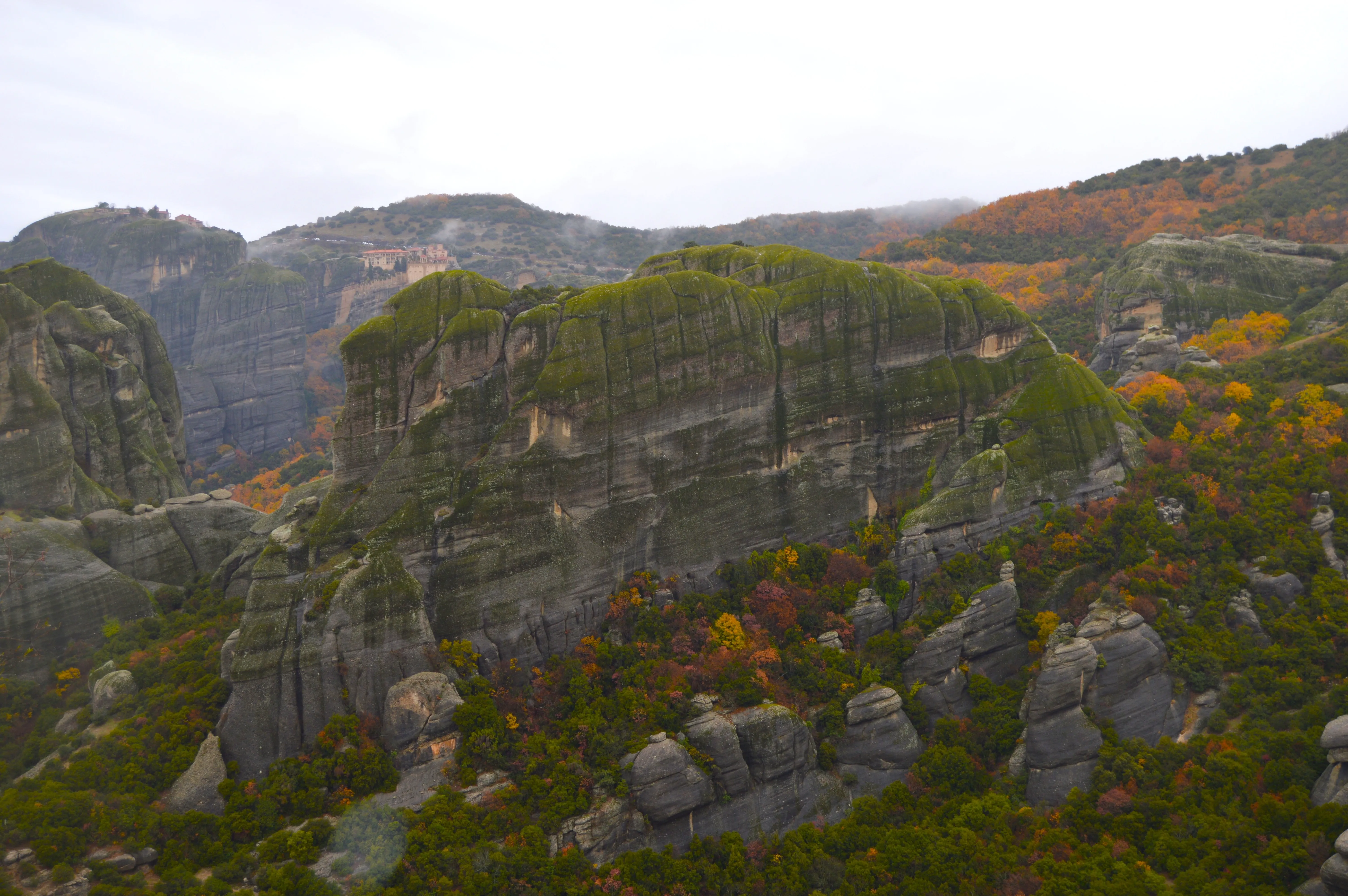 Panorámica aérea de Meteora con niebla entre las montañas