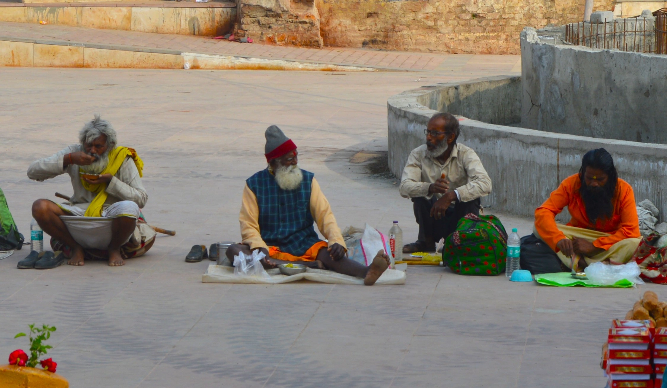 Vida local cerca del Templo Ram Raja en Orchha