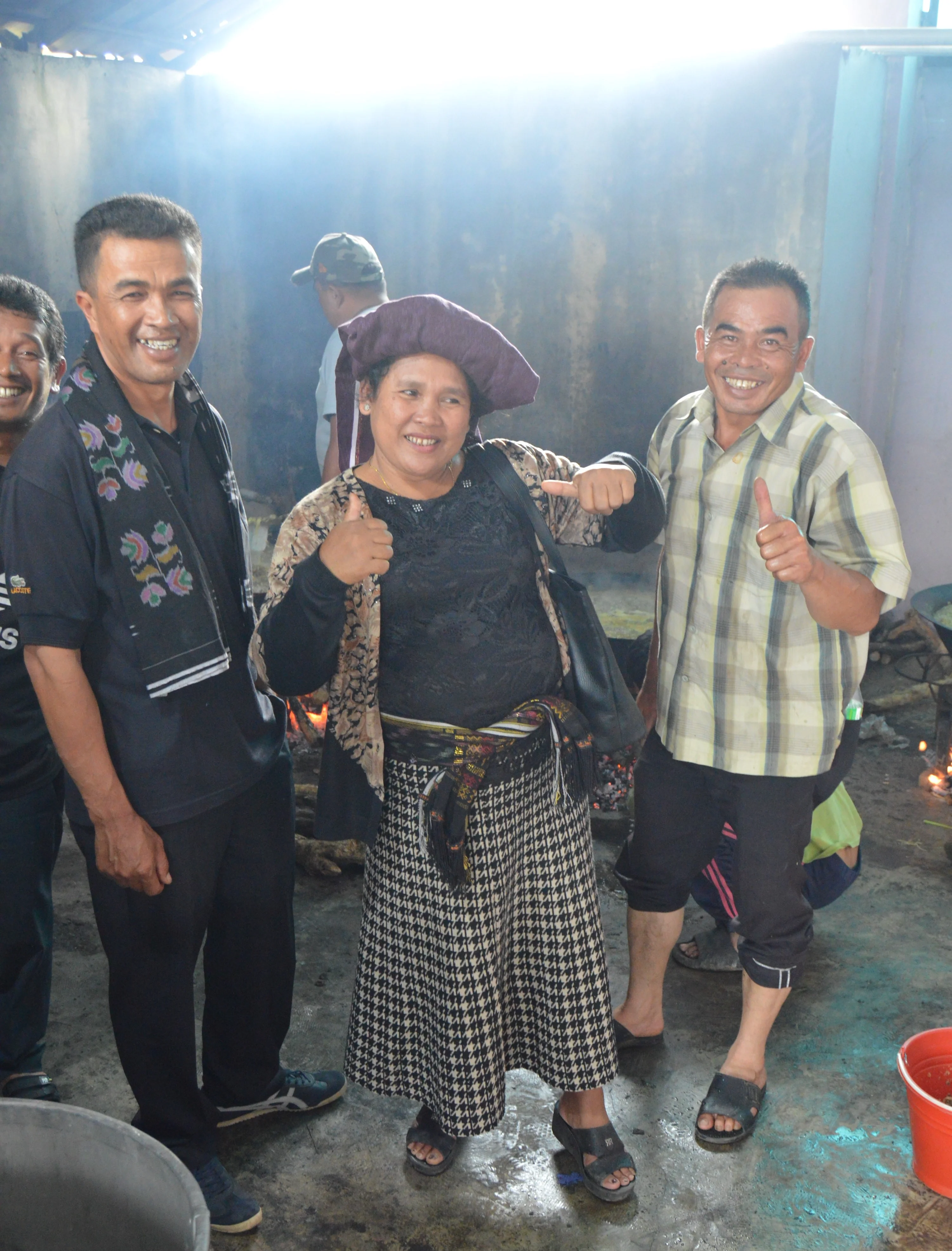 Personas en funeral batak en Indonesia, momentos casuales