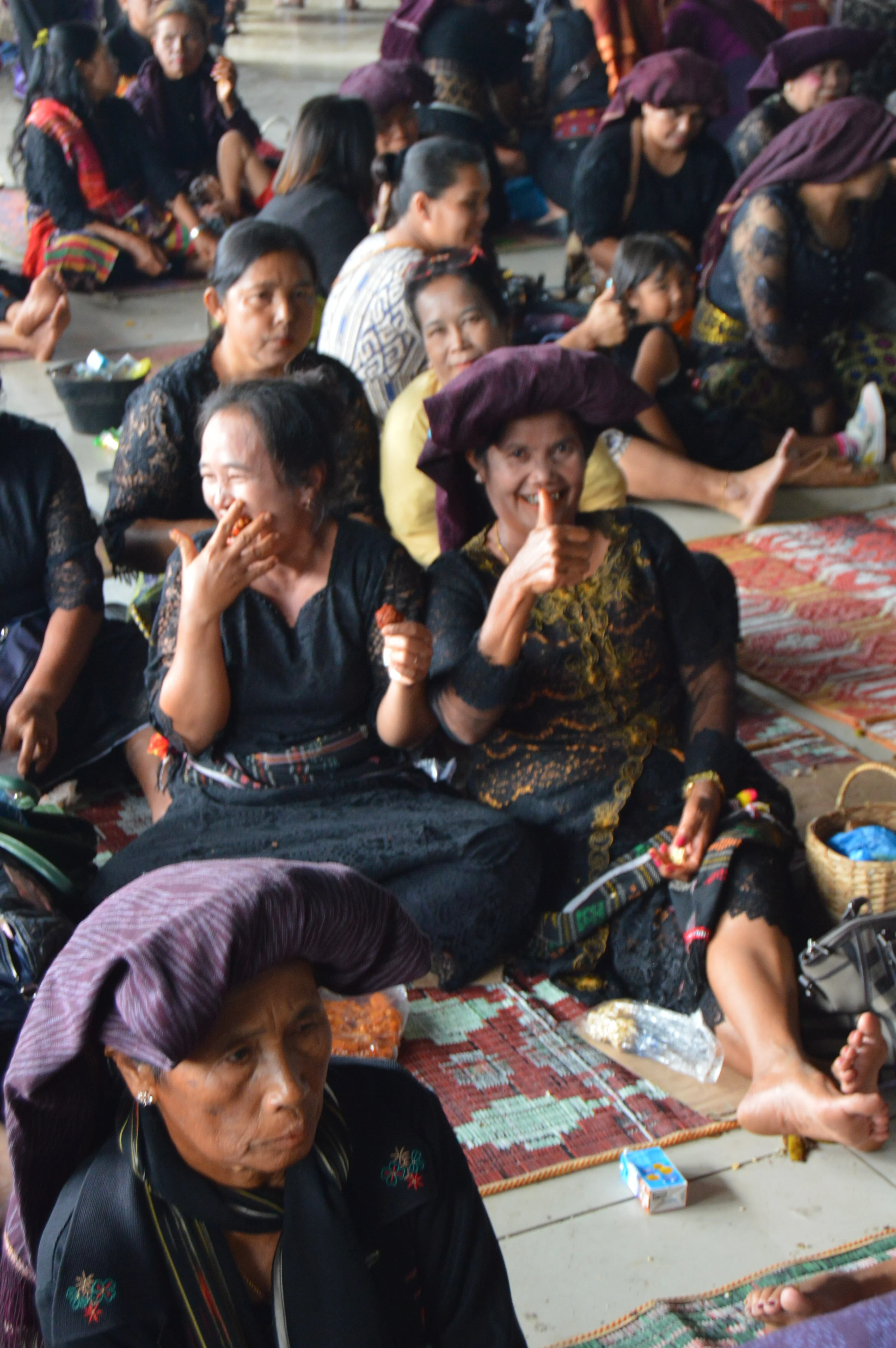 Asistentes conversando en ceremonia funeraria batak