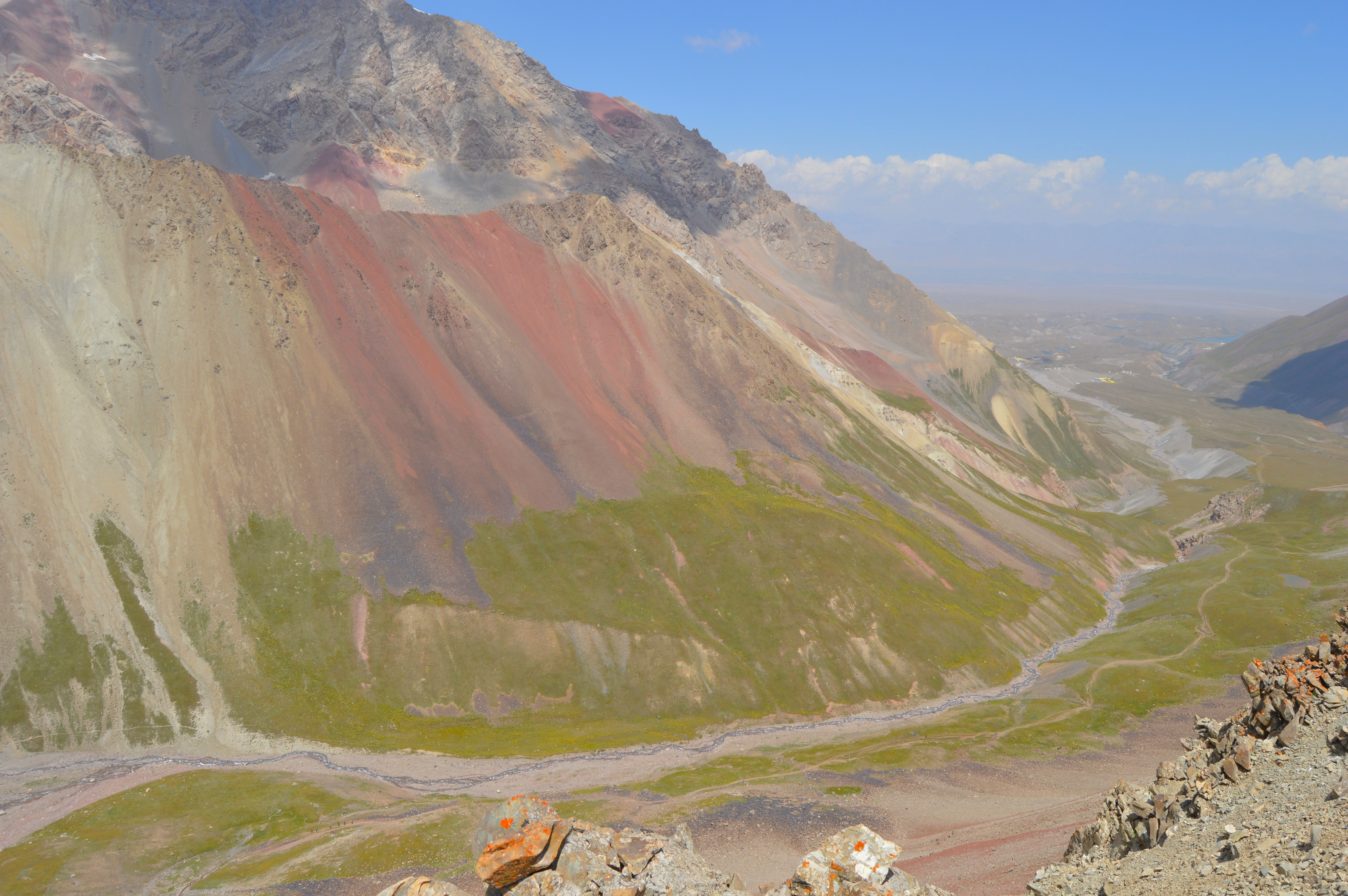 Montaña multicolor en el Travelers Pass