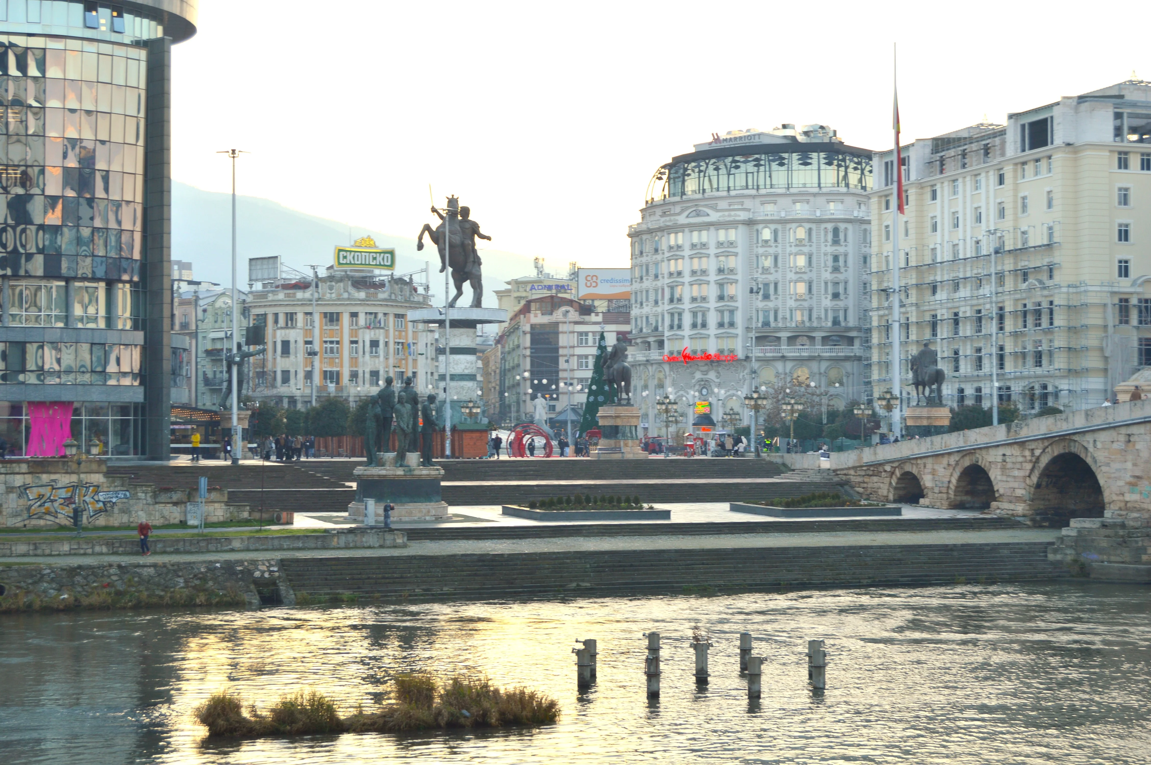 Río Vardar y skyline de Skopie