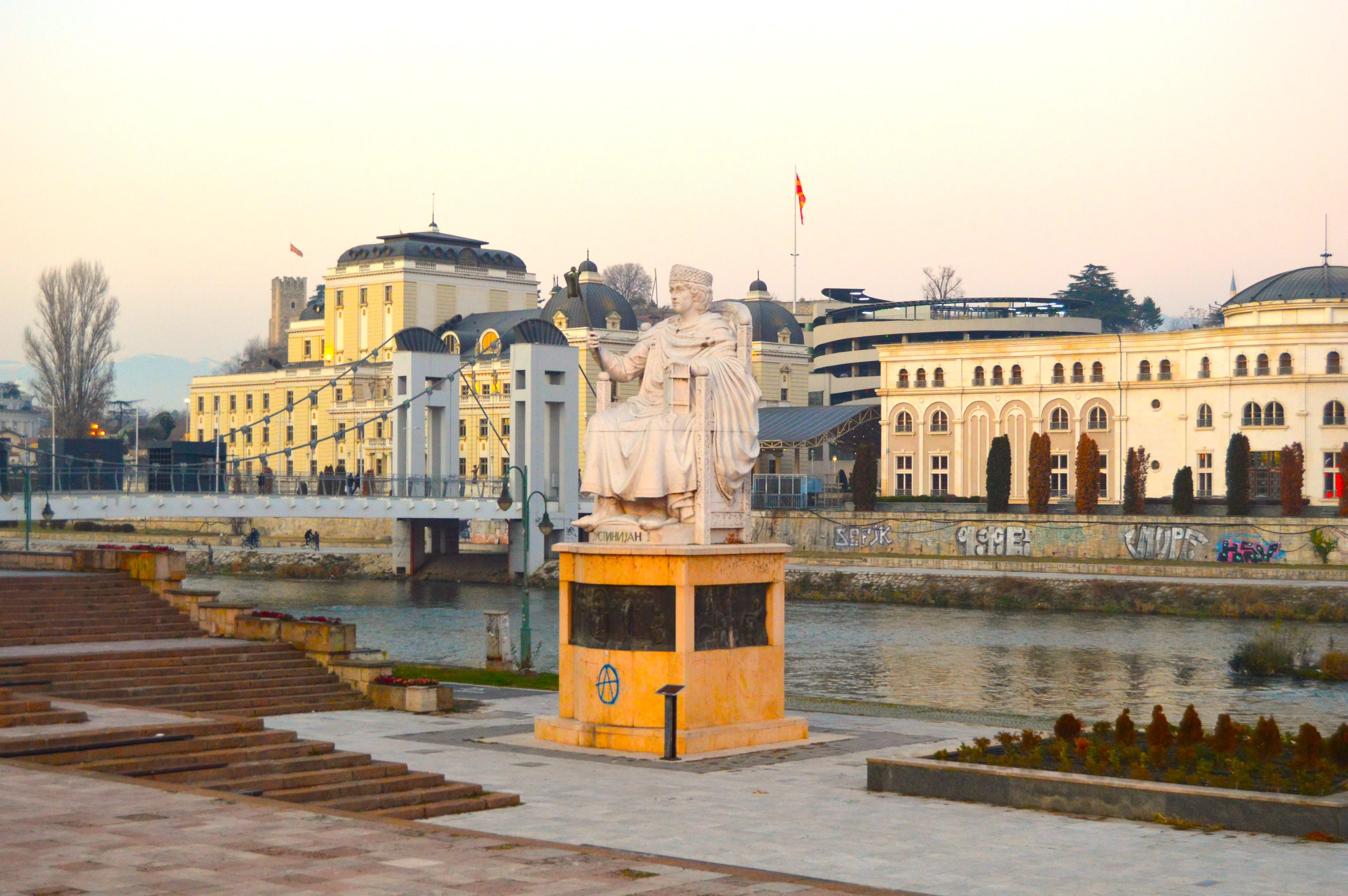 Estatua ecuestre del Rey Samuil en la plaza de Skopie