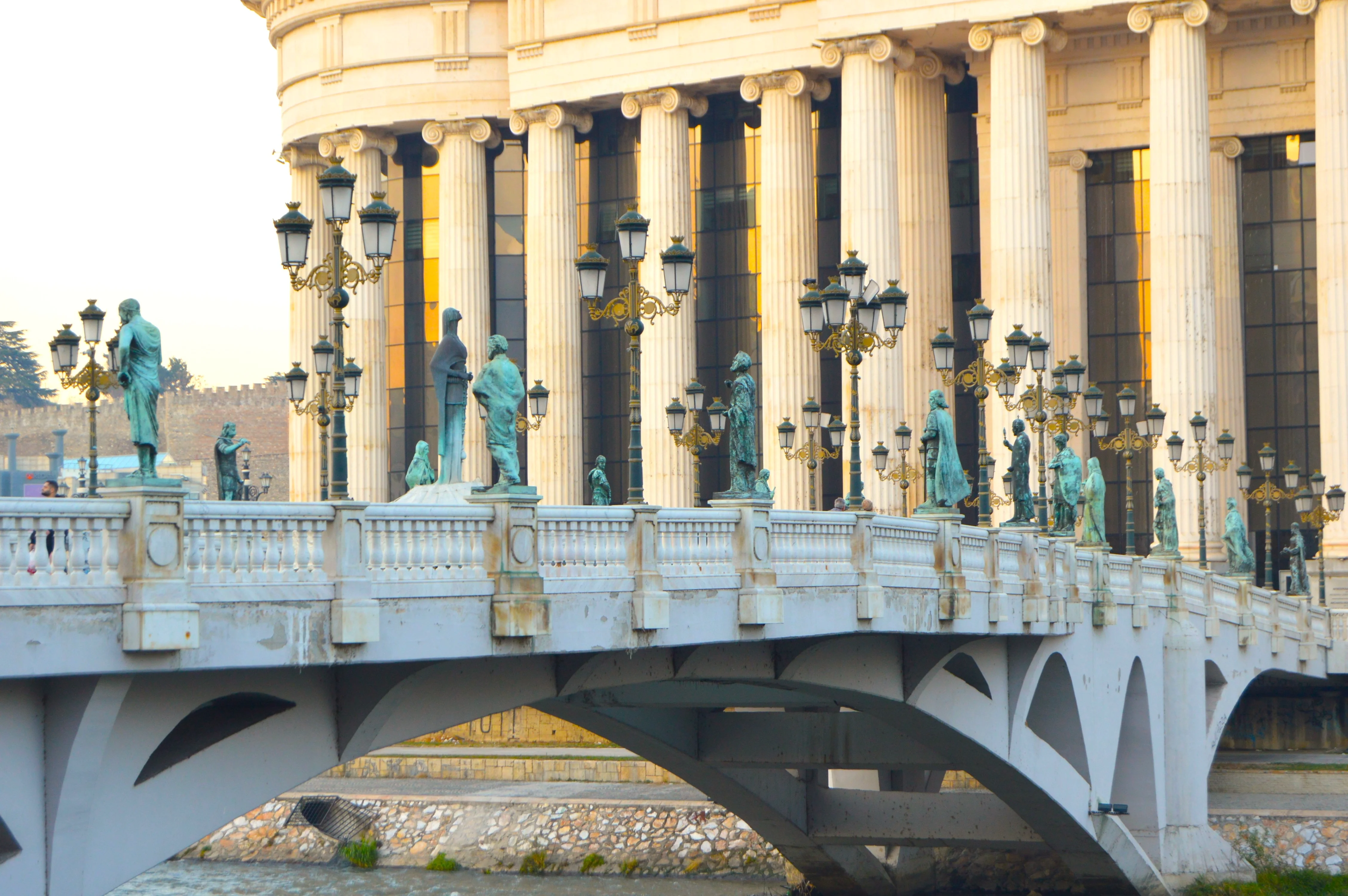 Puente de las Artes sobre el Vardar con estatuas