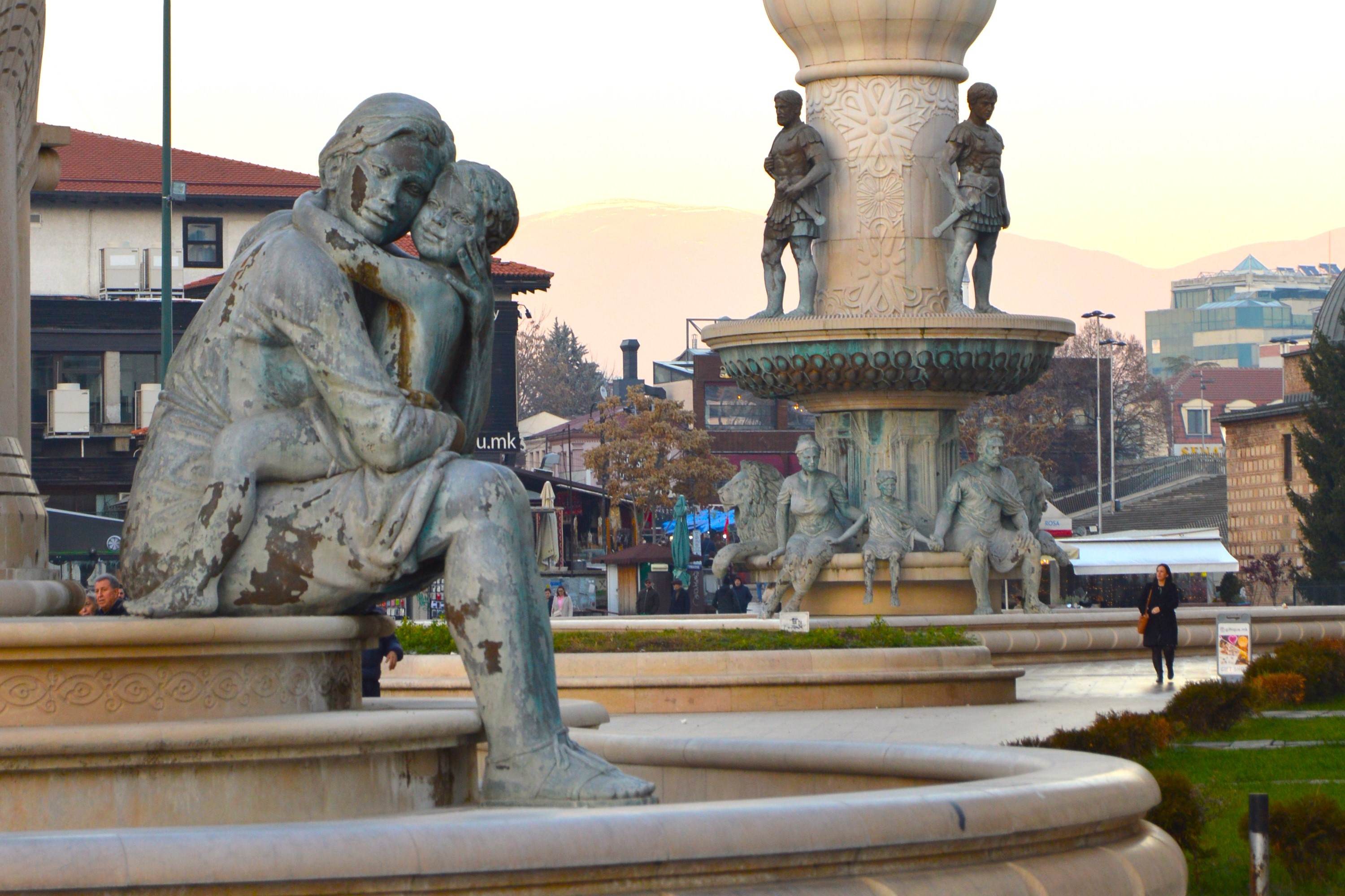 Escultura de una mujer sosteniendo un bebé en Skopie