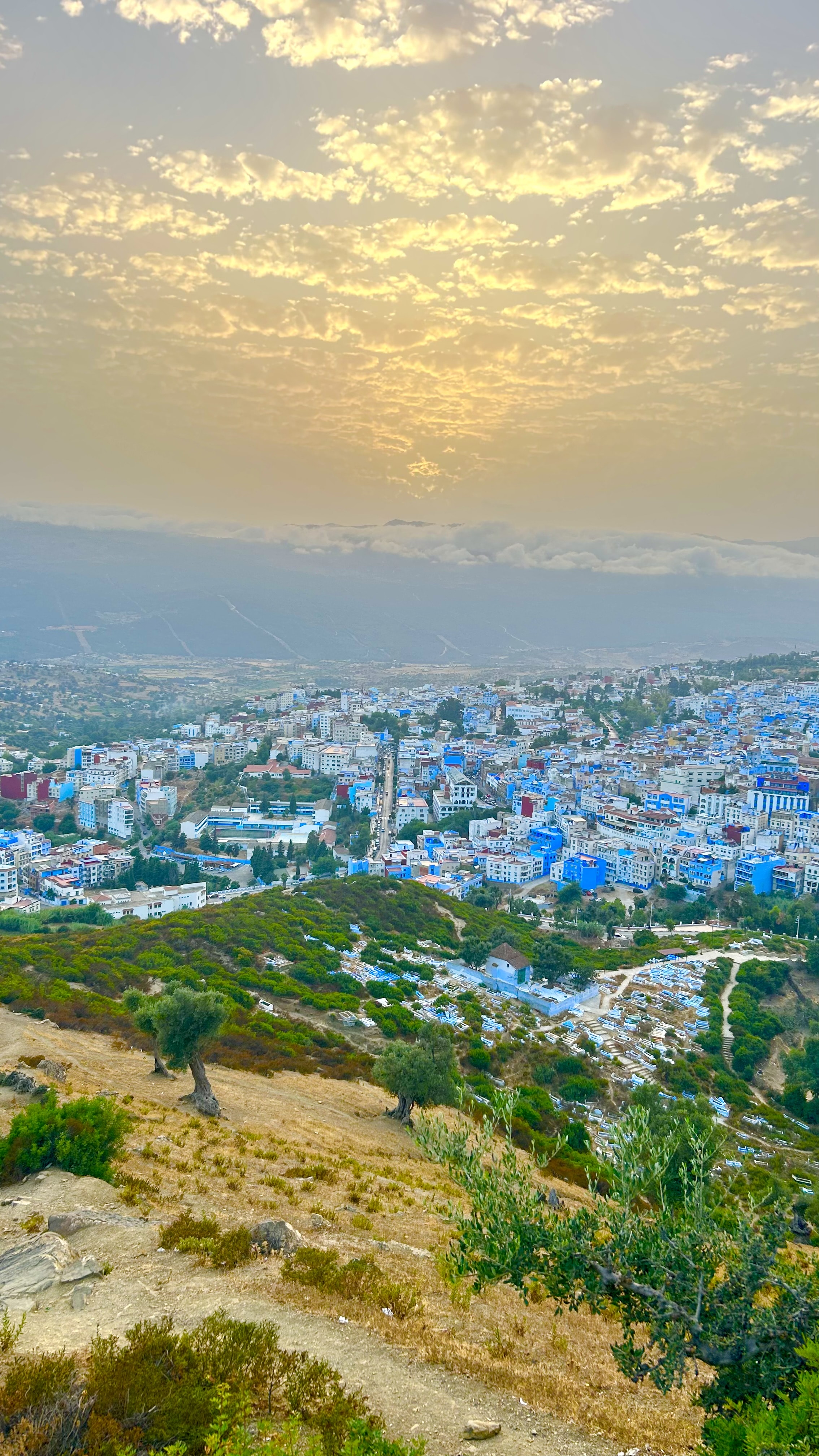 Panorámica de Chefchaouen con montañas y cielos, vista desde arriba