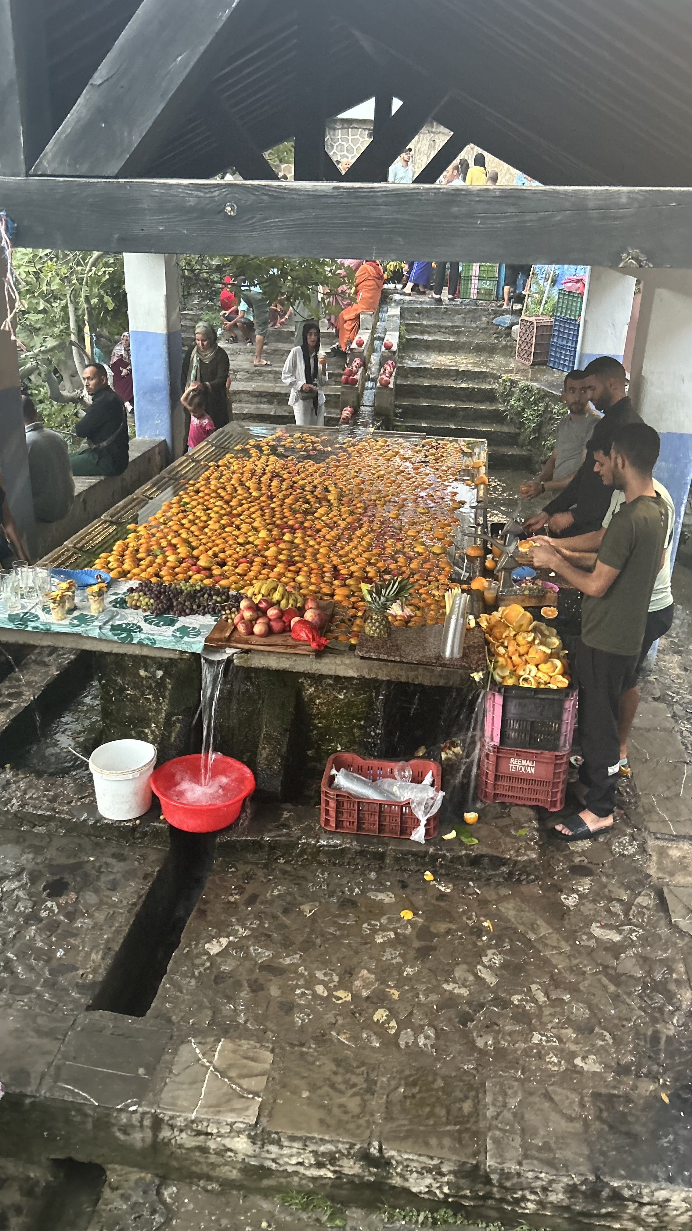 Preparación artesanal de jugo de naranja en Chefchaouen