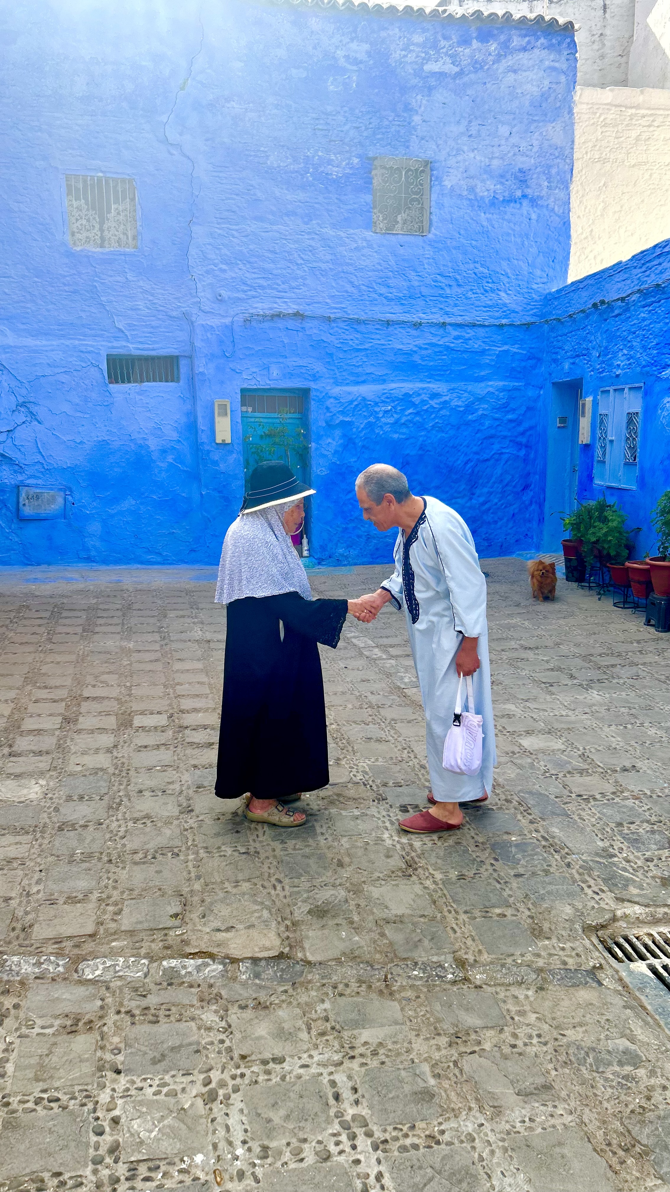 Saludo amistoso entre locales en Chefchaouen