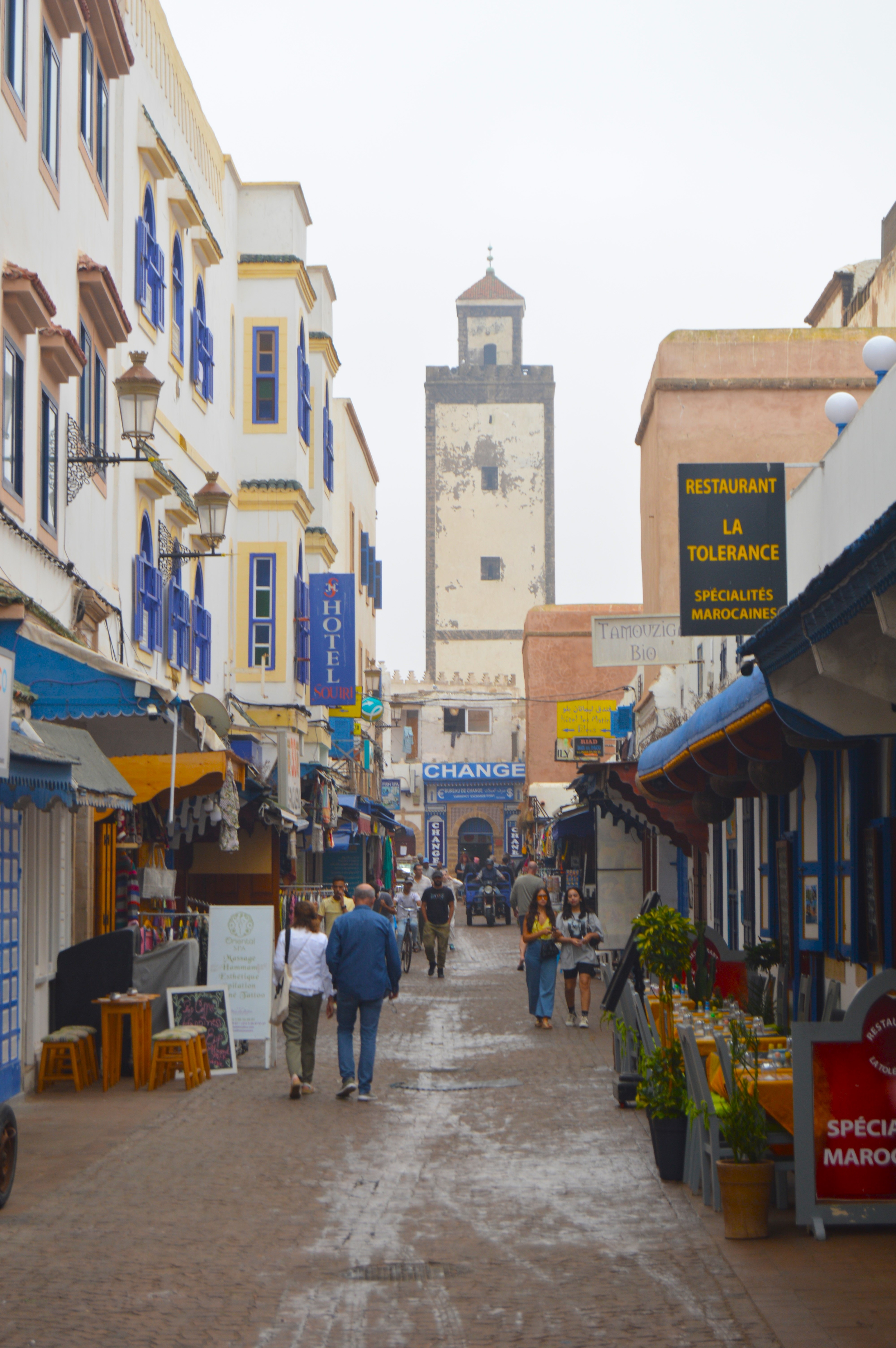 Calle animada en la Medina de Essaouira - Gente caminando entre puestos azules y blancos