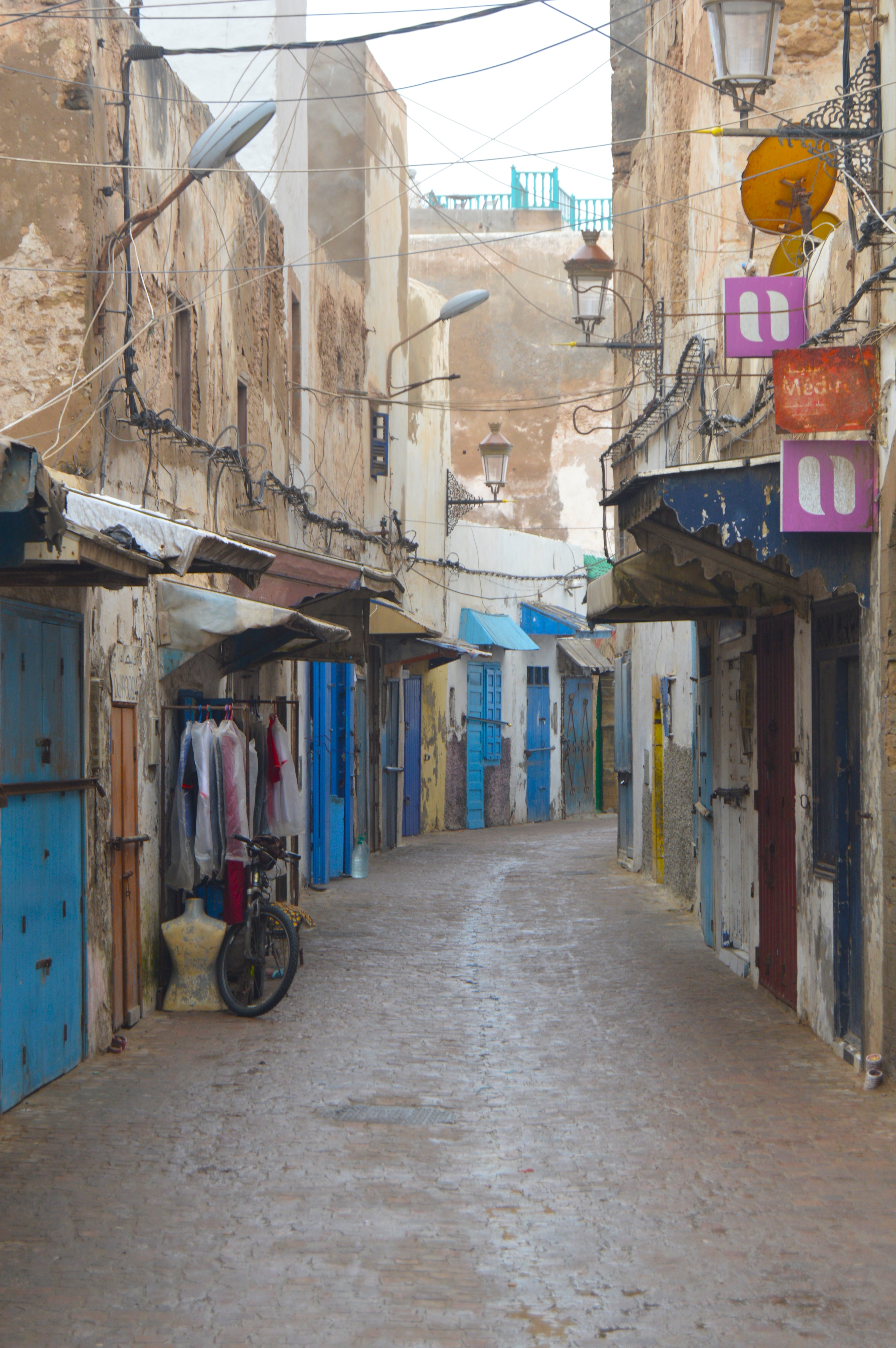 Calle tranquila en Essaouira - Arquitectura blanca y azul sin turistas