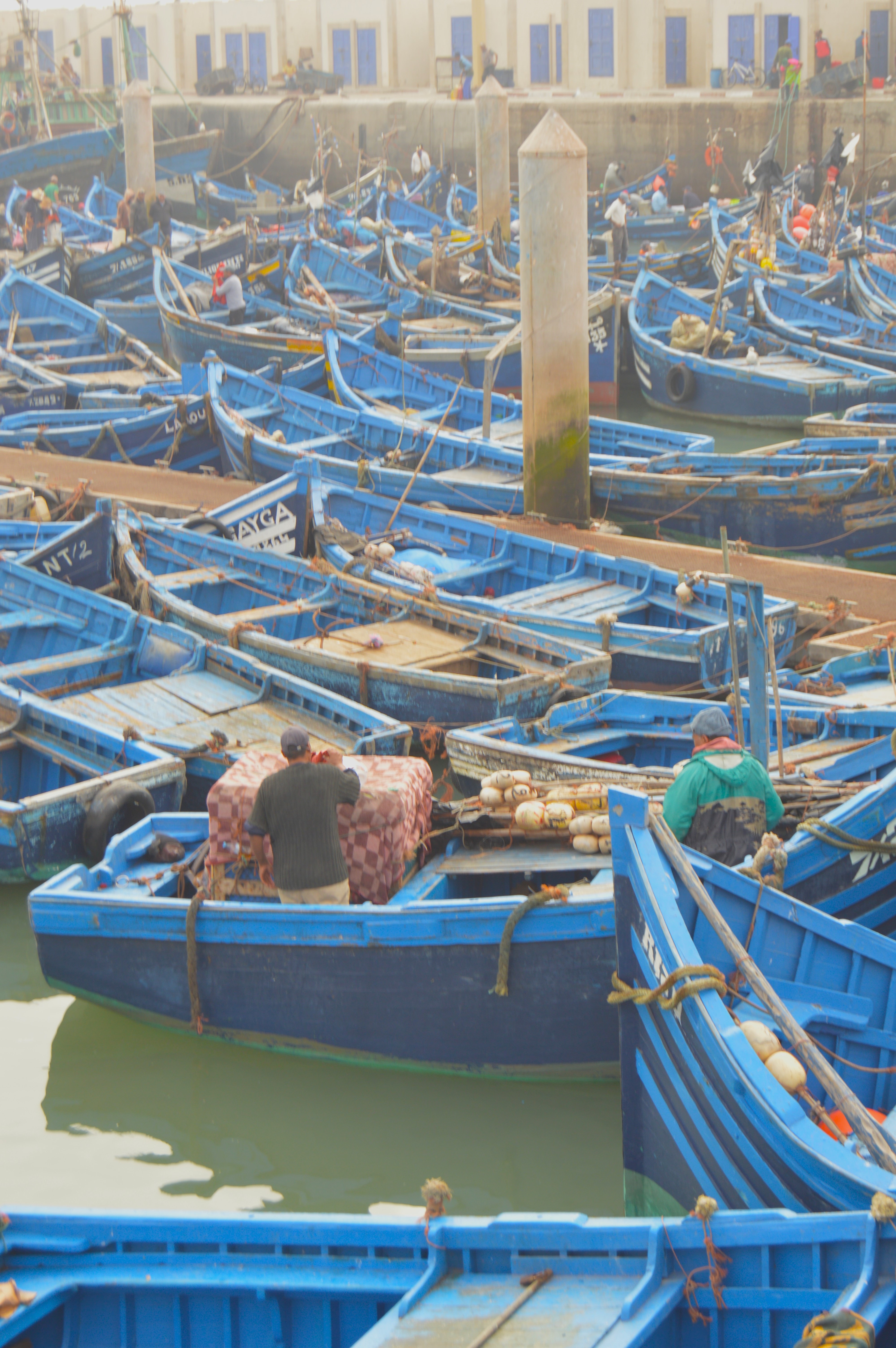 Pescadores preparando su barca en Essaouira - Listos para salir al Atlántico